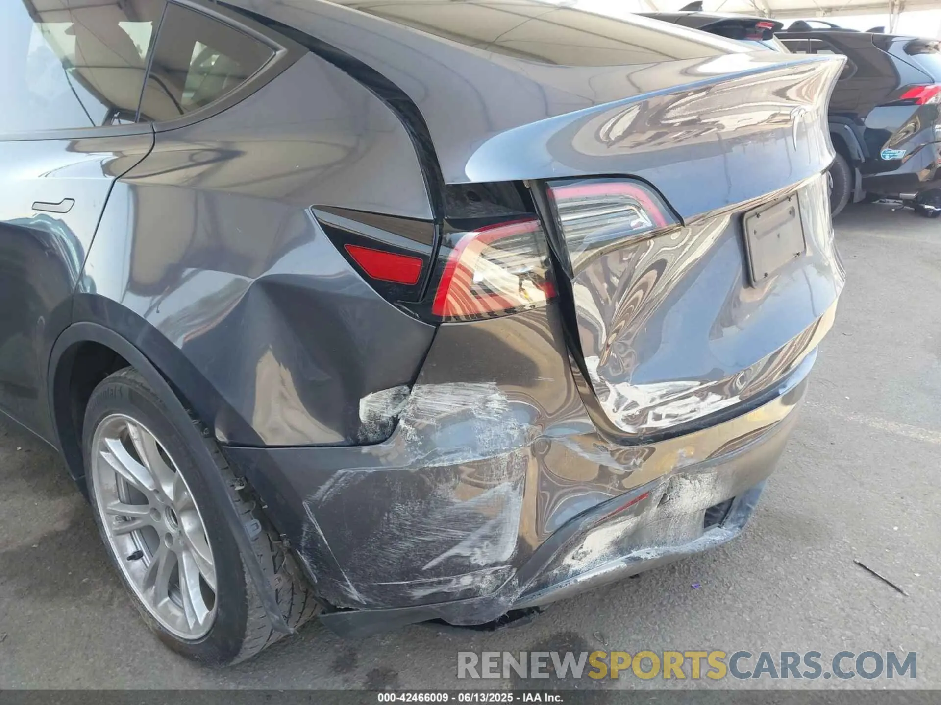 6 Photograph of a damaged car 7SAYGAEE9PF743795 TESLA MODEL Y 2023