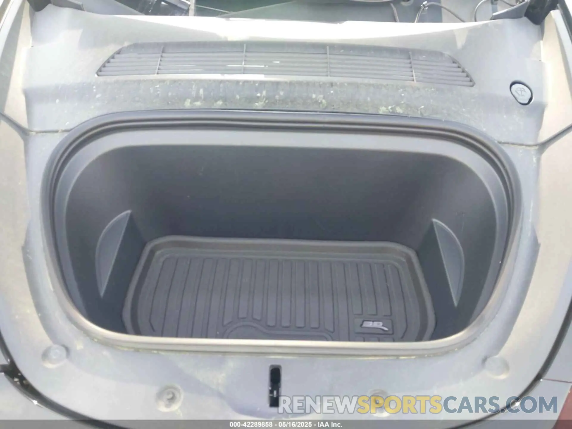 10 Photograph of a damaged car 7SAYGAEEXPF711924 TESLA MODEL Y 2023