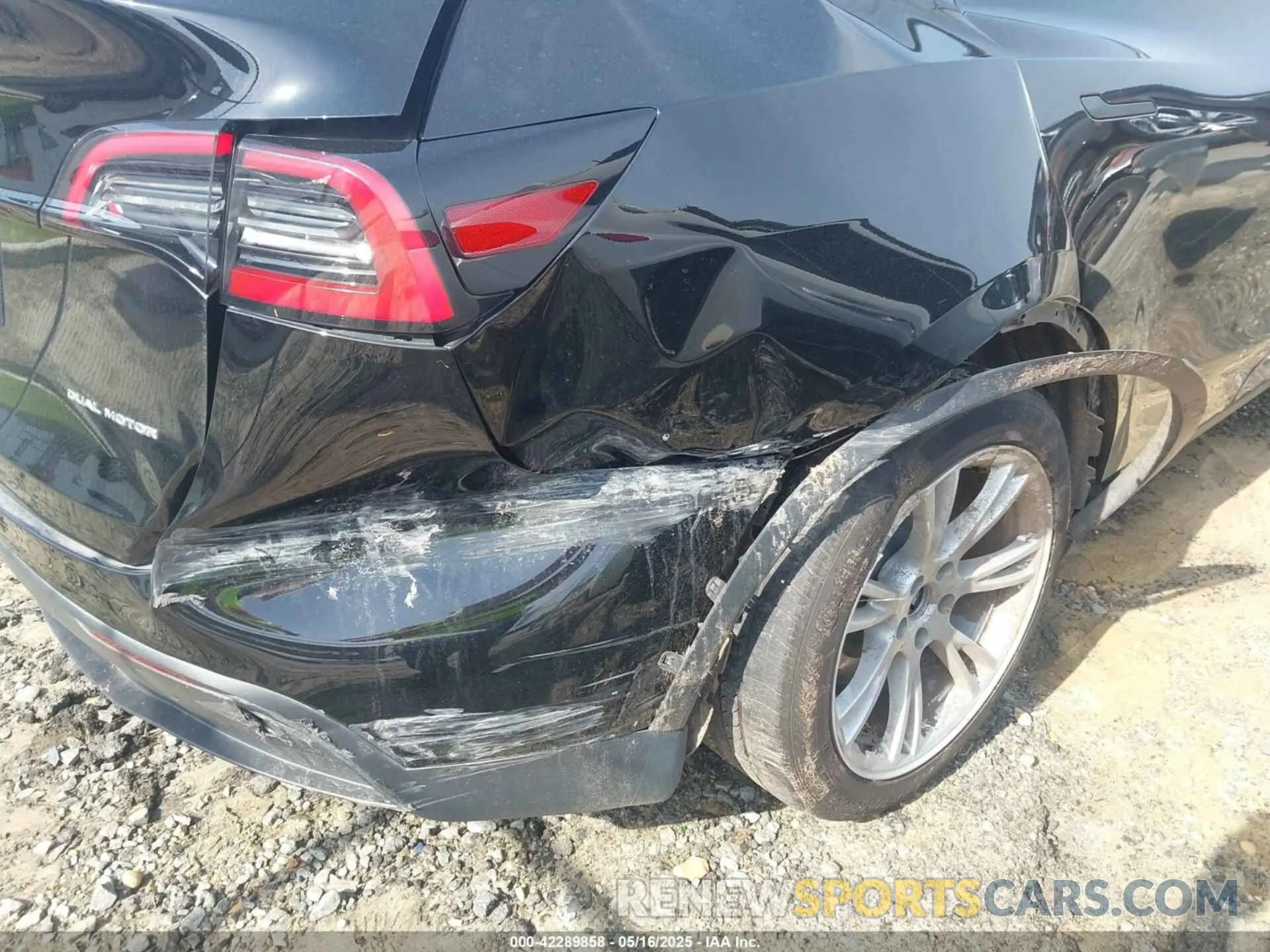 19 Photograph of a damaged car 7SAYGAEEXPF711924 TESLA MODEL Y 2023