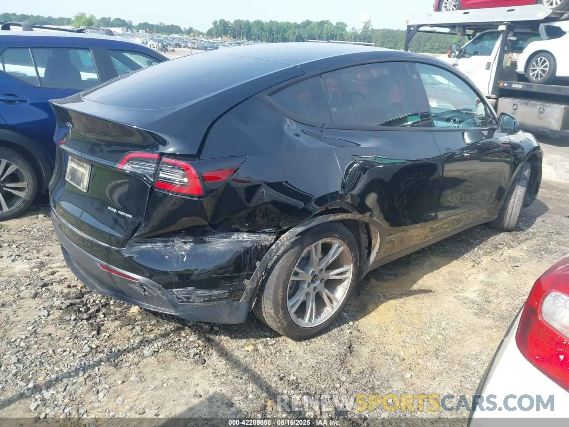 4 Photograph of a damaged car 7SAYGAEEXPF711924 TESLA MODEL Y 2023