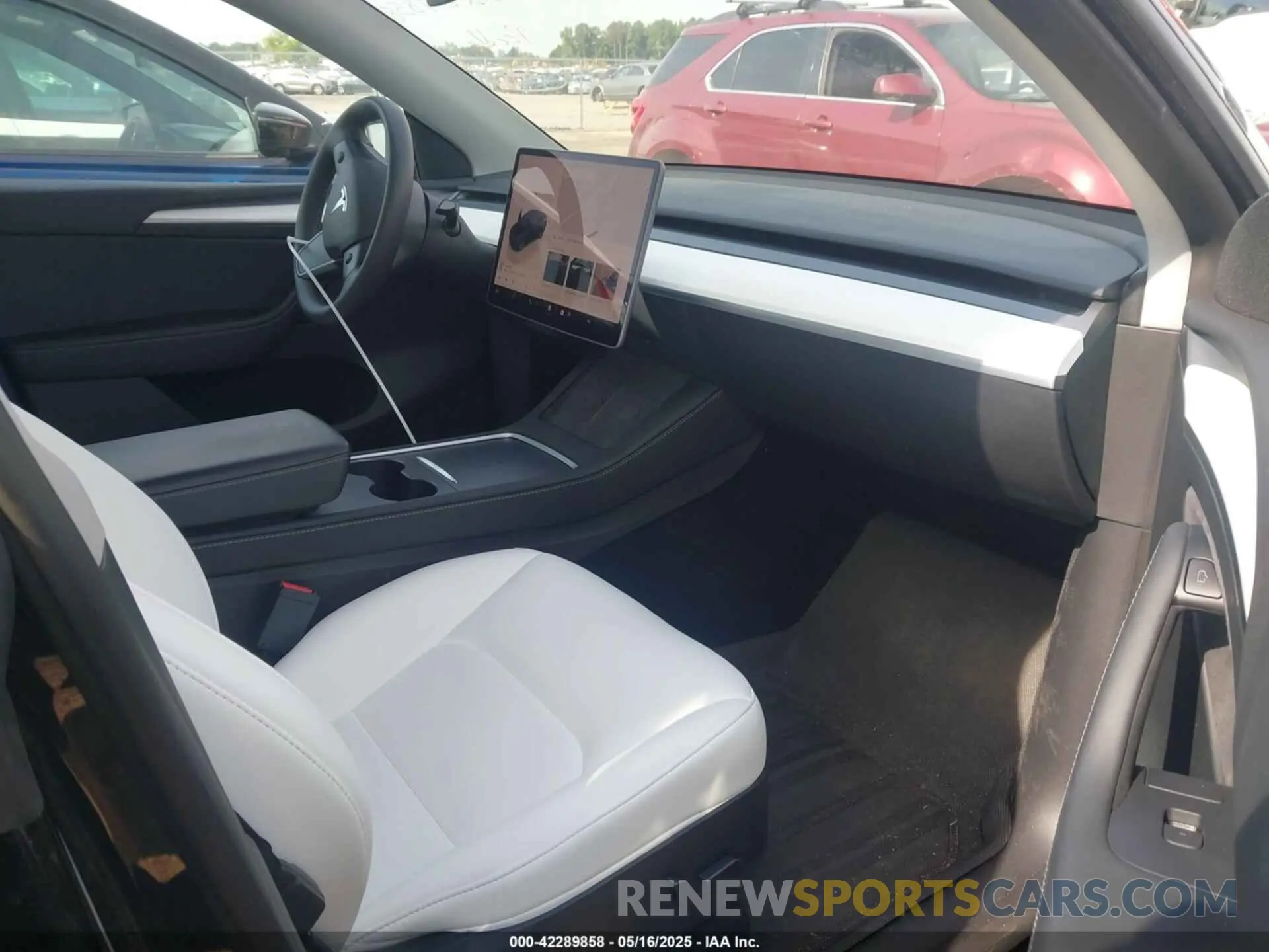 5 Photograph of a damaged car 7SAYGAEEXPF711924 TESLA MODEL Y 2023