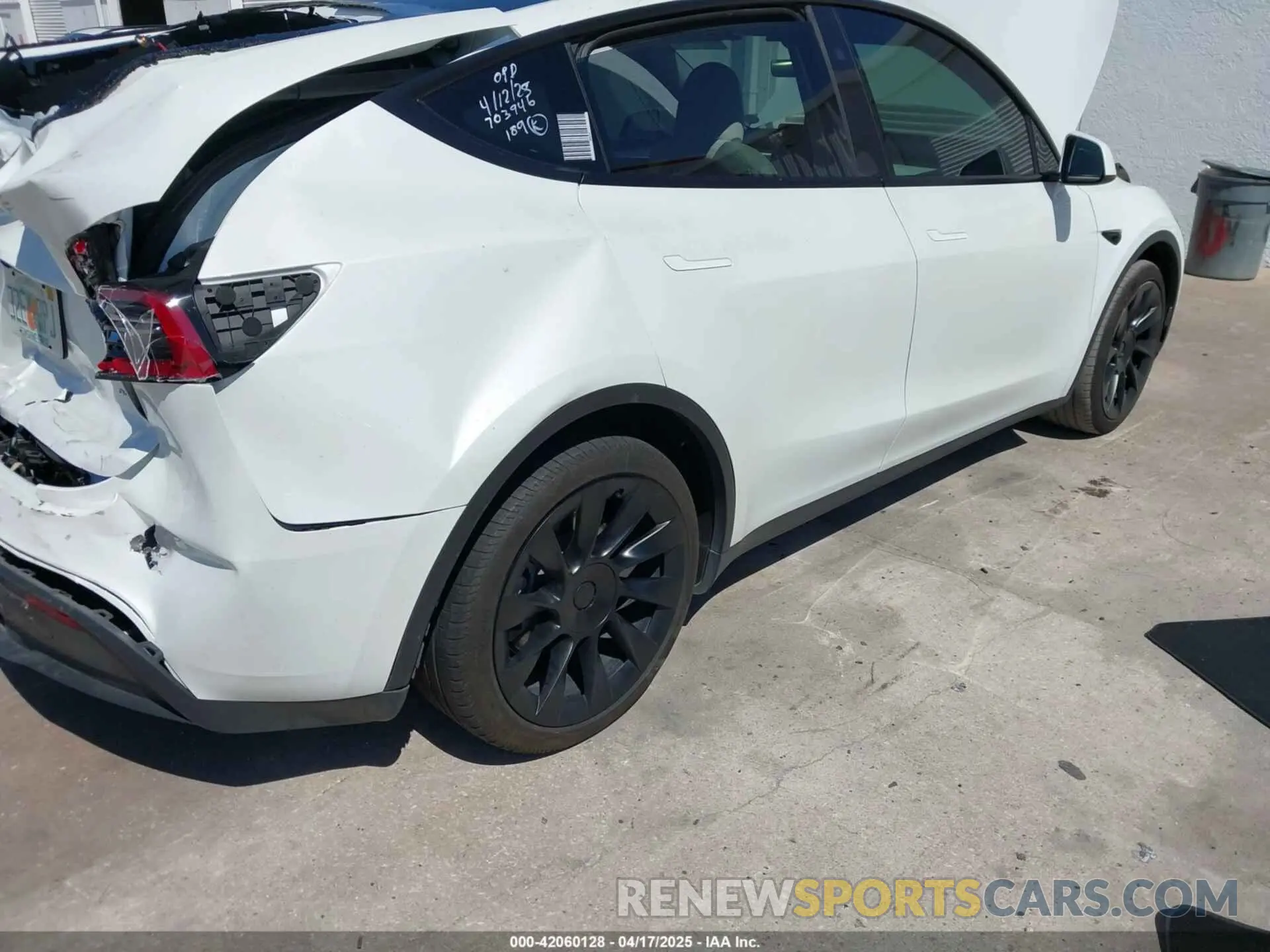 4 Photograph of a damaged car 7SAYGAEEXPF800974 TESLA MODEL Y 2023