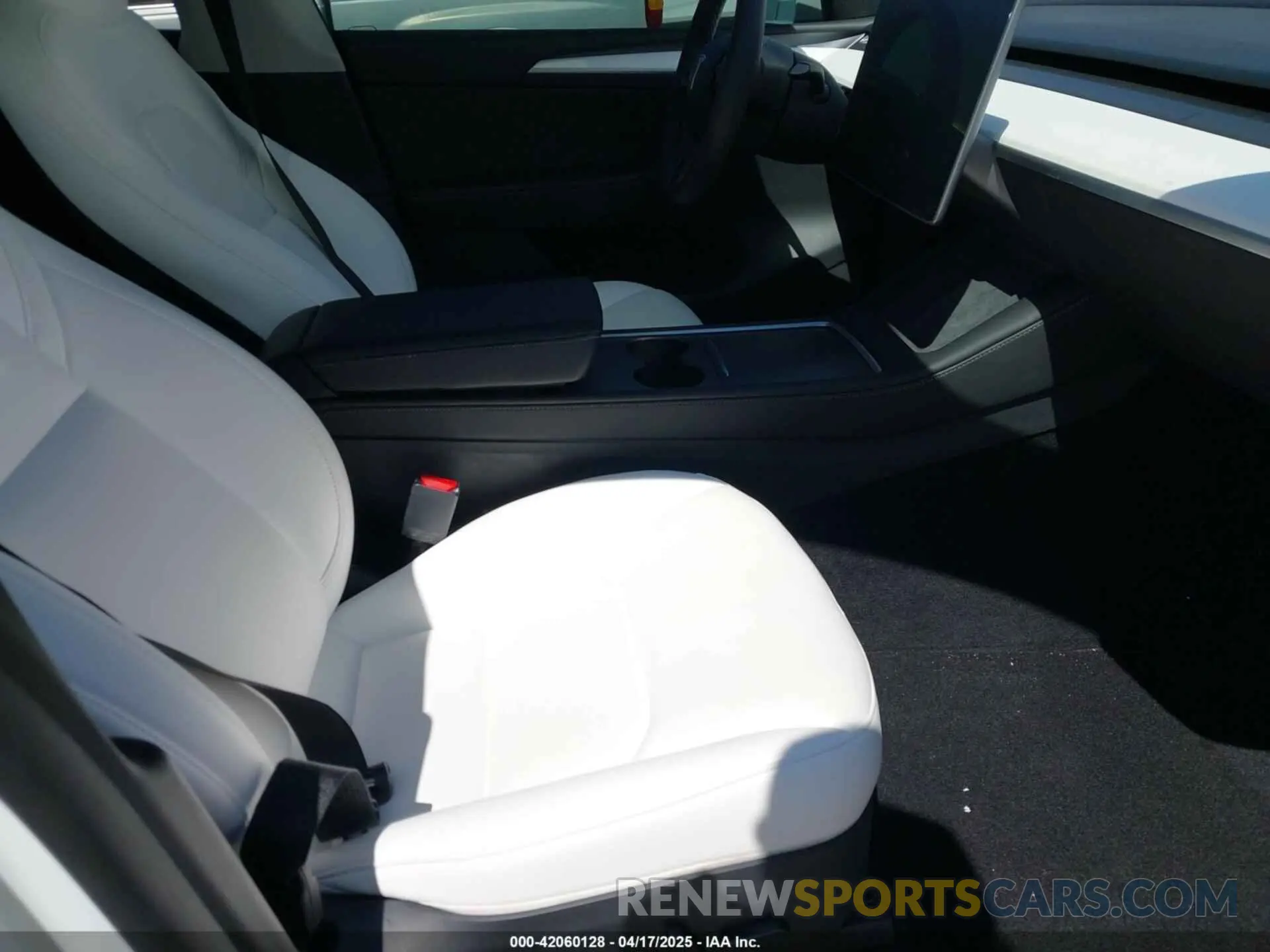 5 Photograph of a damaged car 7SAYGAEEXPF800974 TESLA MODEL Y 2023