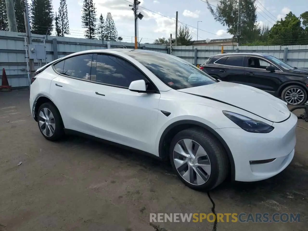 4 Photograph of a damaged car 7SAYGDED2PF946021 TESLA MODEL Y 2023