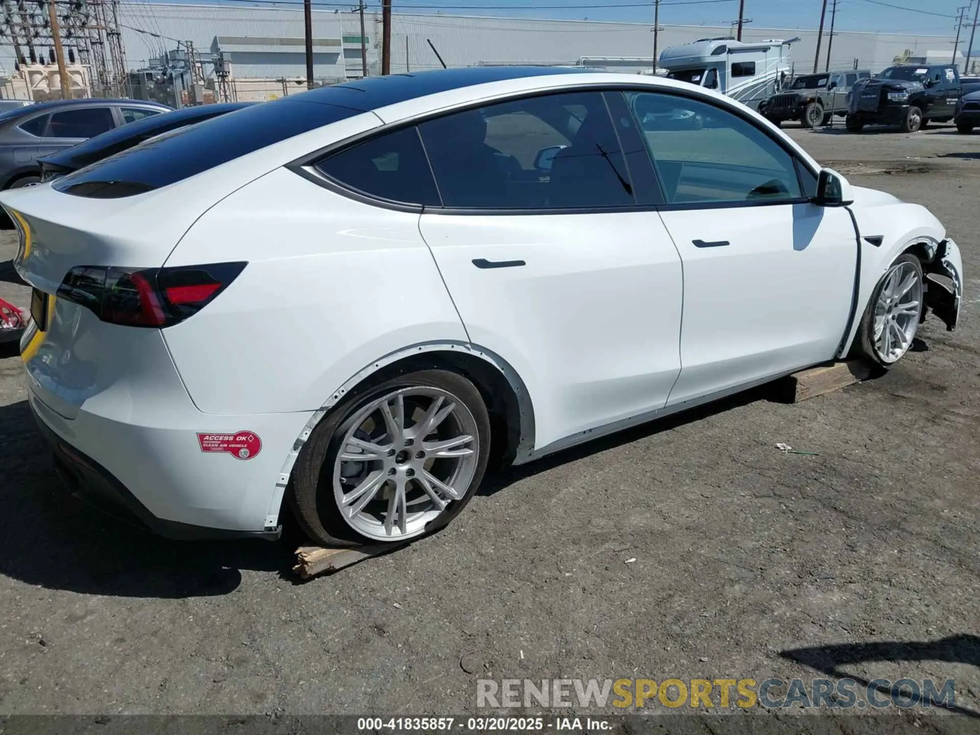 4 Photograph of a damaged car 7SAYGDED3PF977004 TESLA MODEL Y 2023