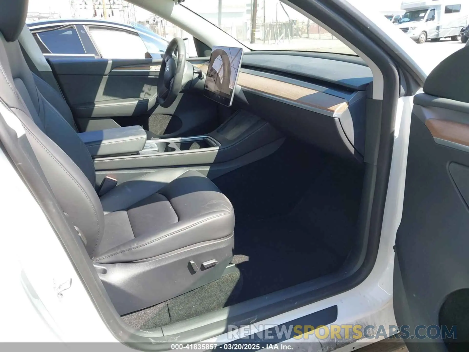 5 Photograph of a damaged car 7SAYGDED3PF977004 TESLA MODEL Y 2023