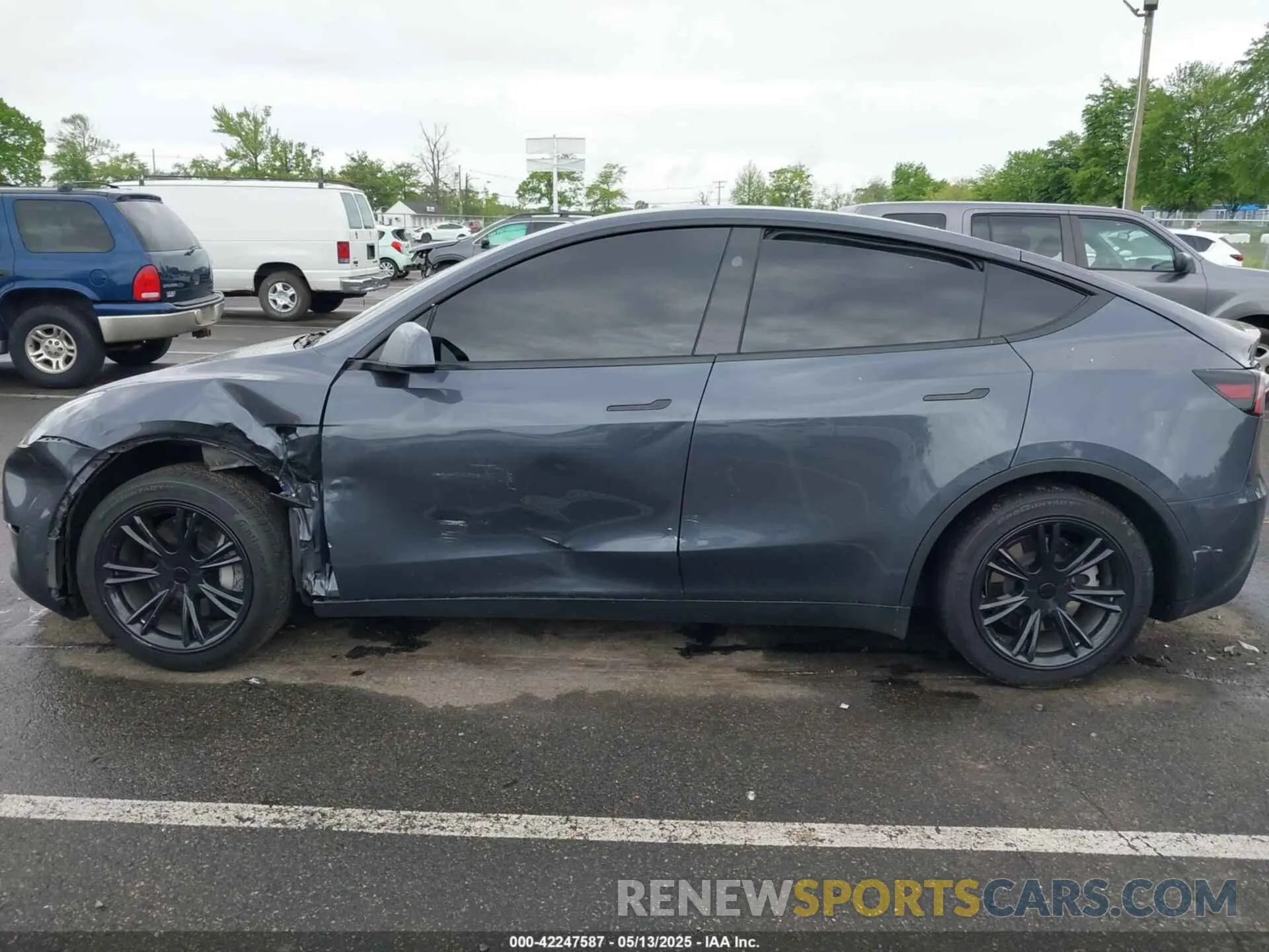 13 Photograph of a damaged car 7SAYGDED5PF958065 TESLA MODEL Y 2023