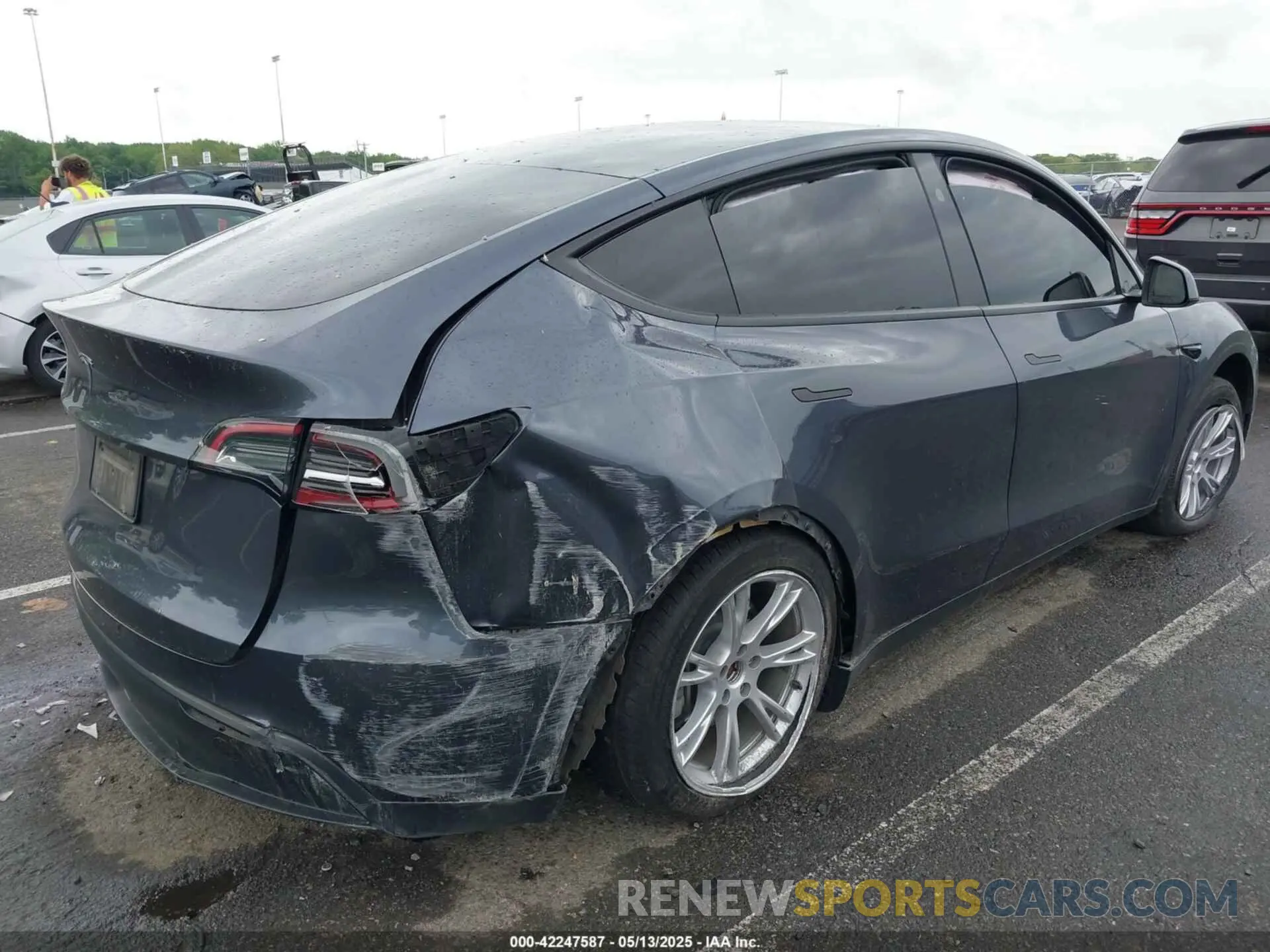 4 Photograph of a damaged car 7SAYGDED5PF958065 TESLA MODEL Y 2023