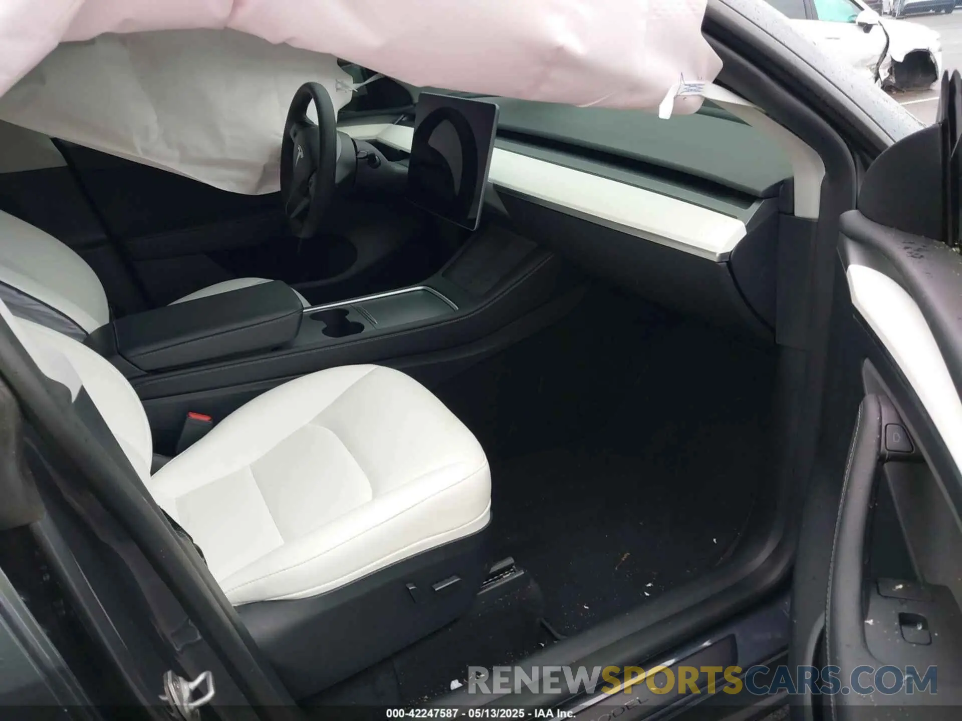 5 Photograph of a damaged car 7SAYGDED5PF958065 TESLA MODEL Y 2023