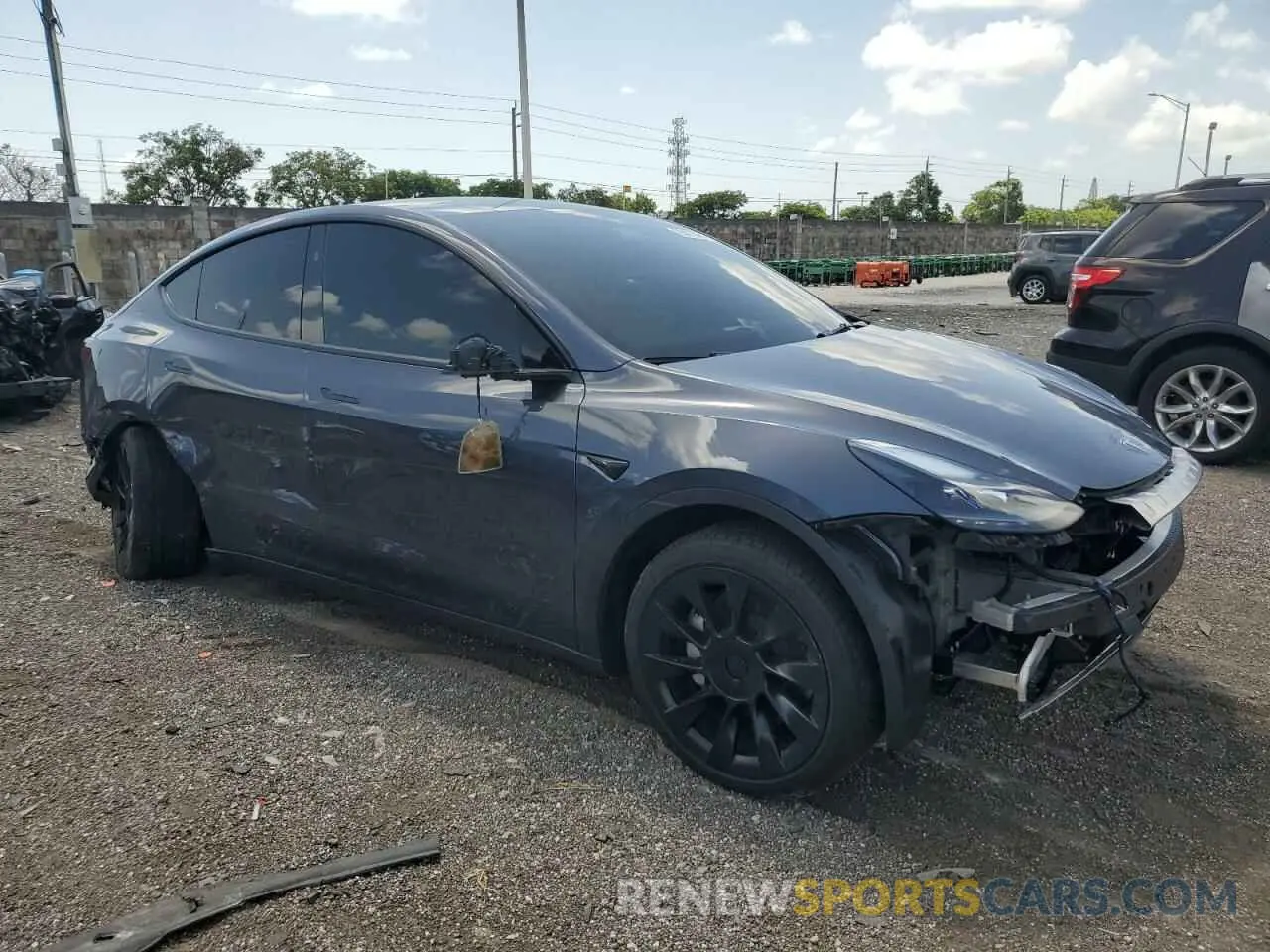 4 Photograph of a damaged car 7SAYGDED5PF960978 TESLA MODEL Y 2023