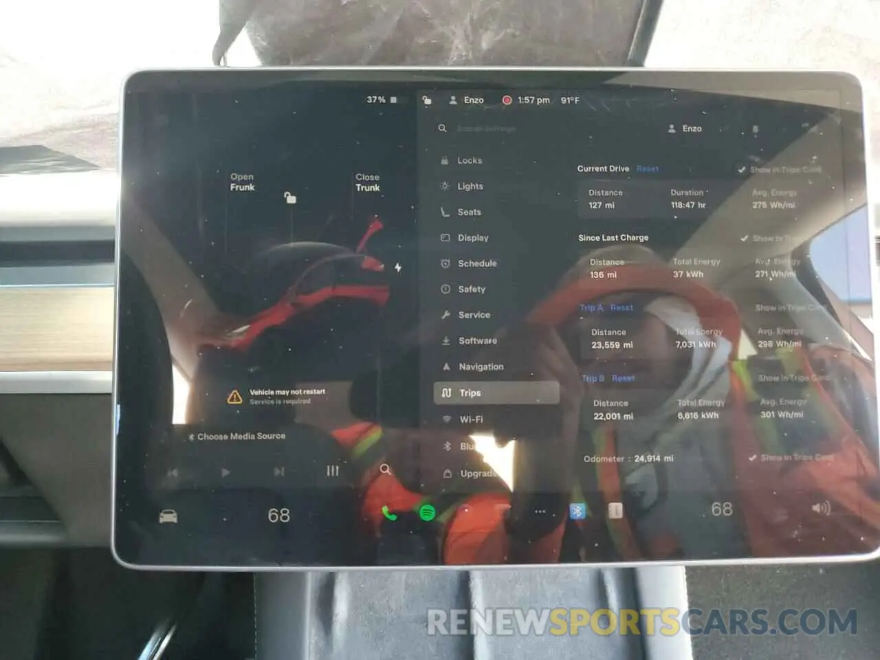 9 Photograph of a damaged car 7SAYGDED6PF950203 TESLA MODEL Y 2023