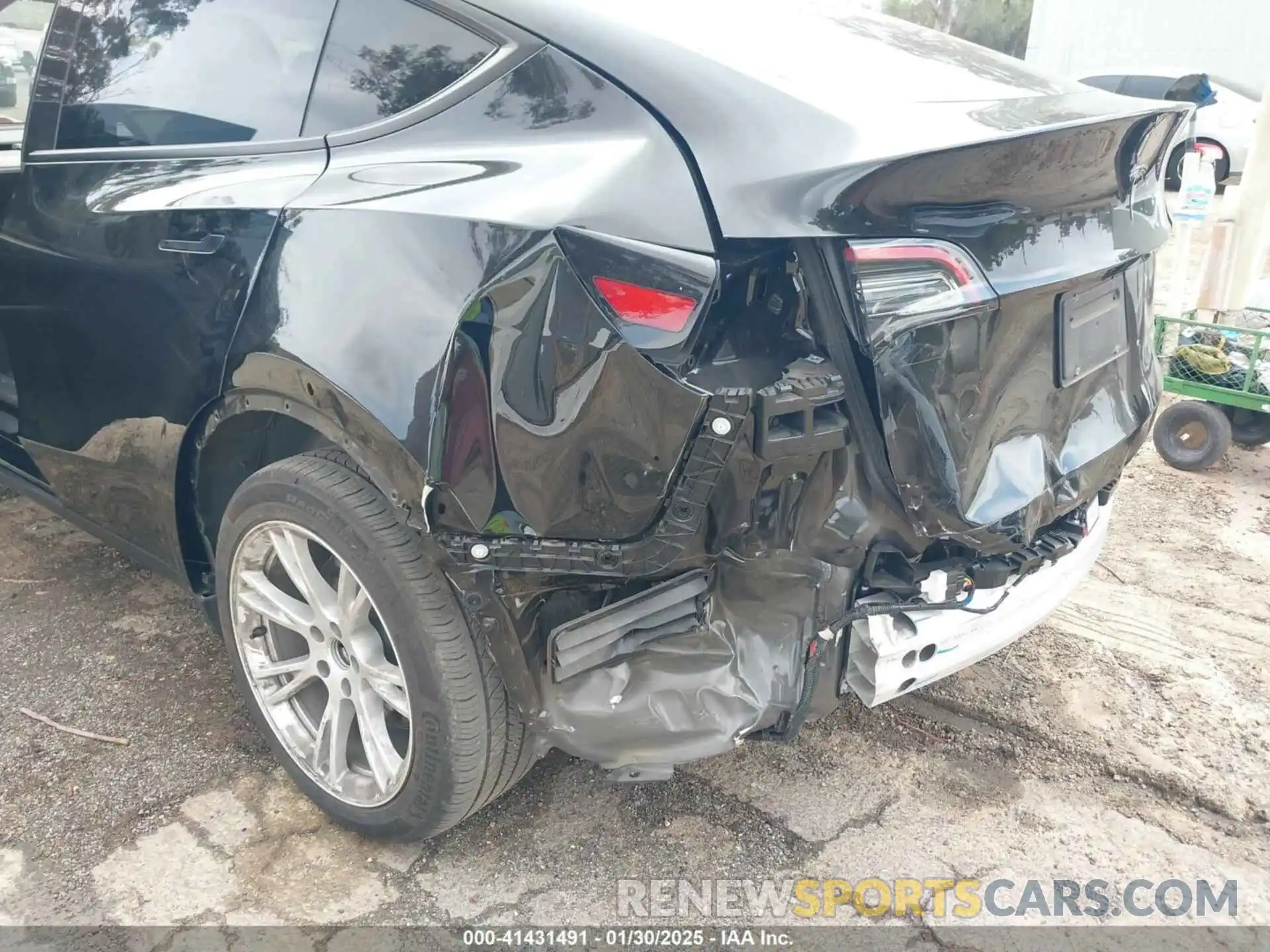 6 Photograph of a damaged car 7SAYGDEE0PA090000 TESLA MODEL Y 2023