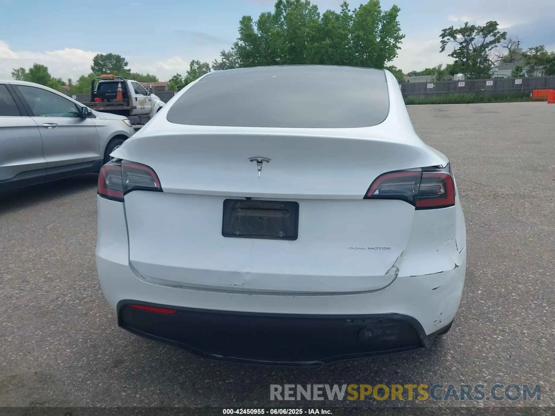 16 Photograph of a damaged car 7SAYGDEE0PA109094 TESLA MODEL Y 2023