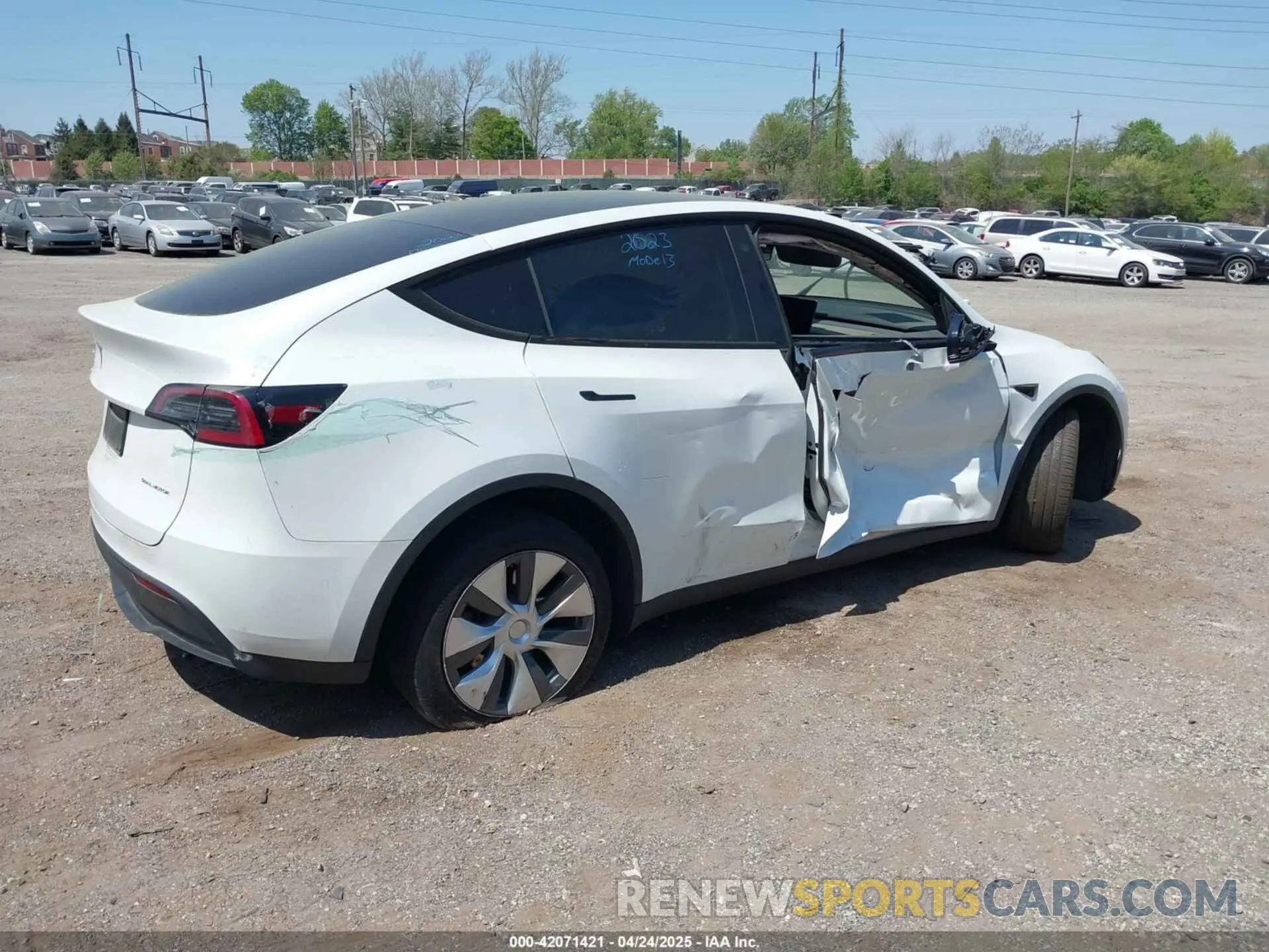 4 Photograph of a damaged car 7SAYGDEE0PA130057 TESLA MODEL Y 2023