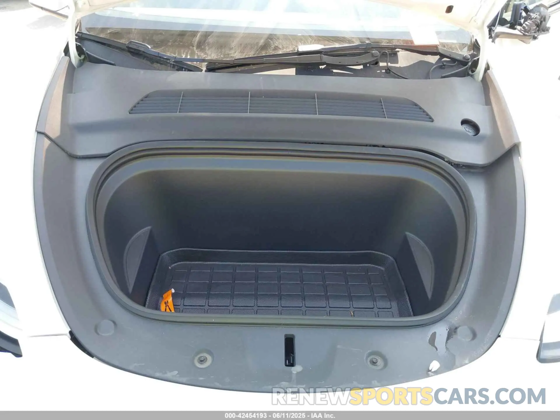 10 Photograph of a damaged car 7SAYGDEE0PA140670 TESLA MODEL Y 2023