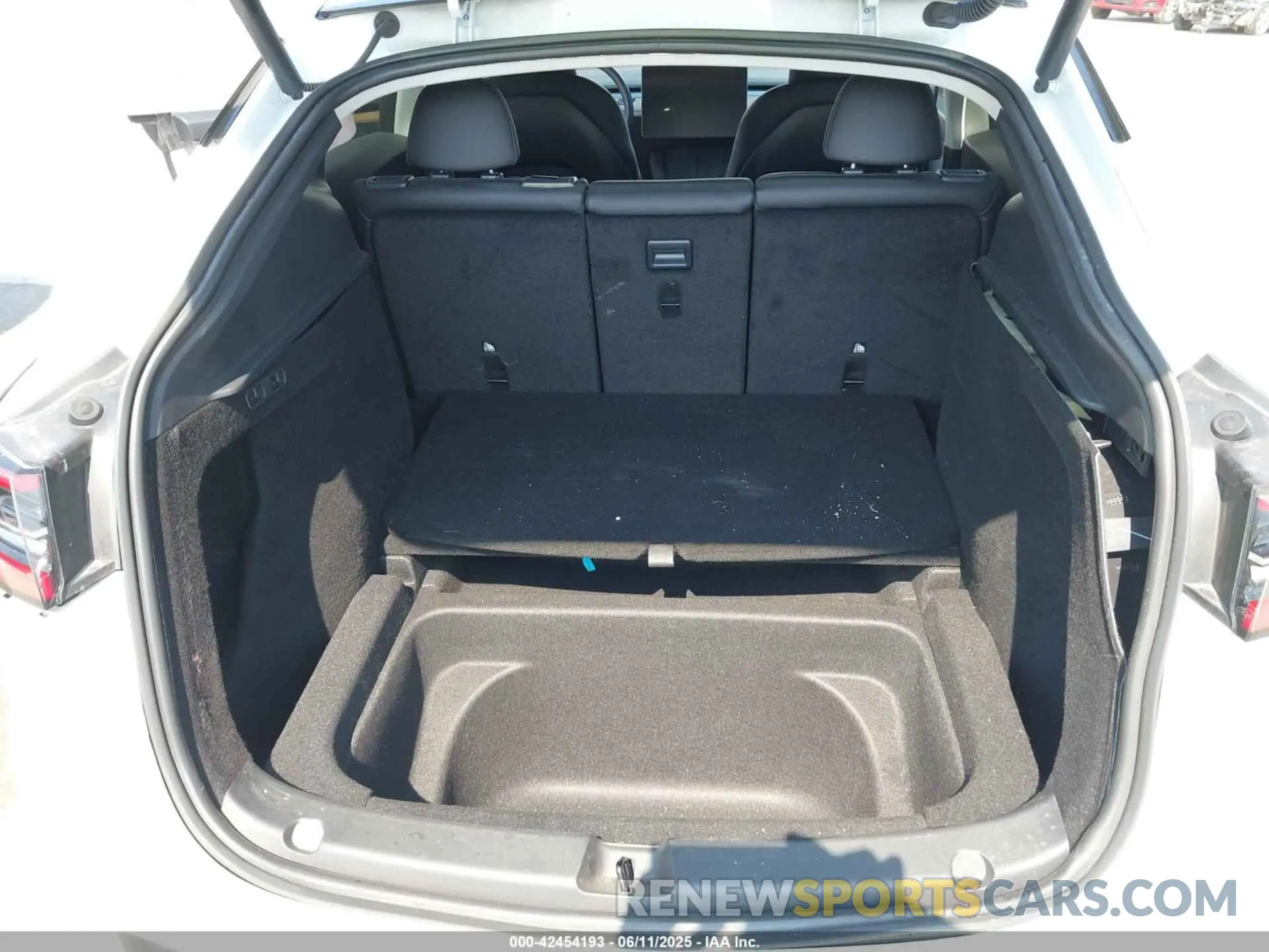 19 Photograph of a damaged car 7SAYGDEE0PA140670 TESLA MODEL Y 2023