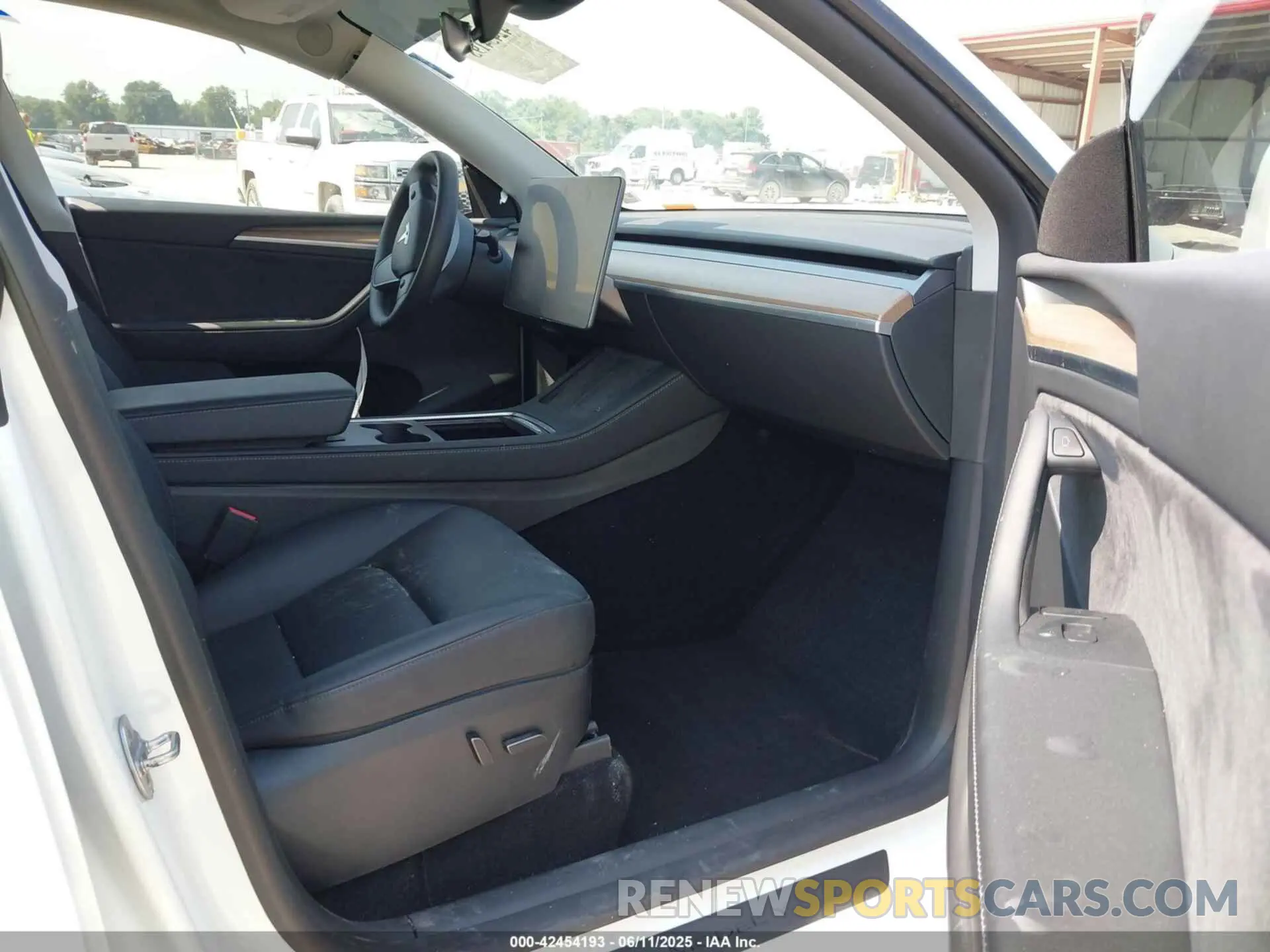5 Photograph of a damaged car 7SAYGDEE0PA140670 TESLA MODEL Y 2023