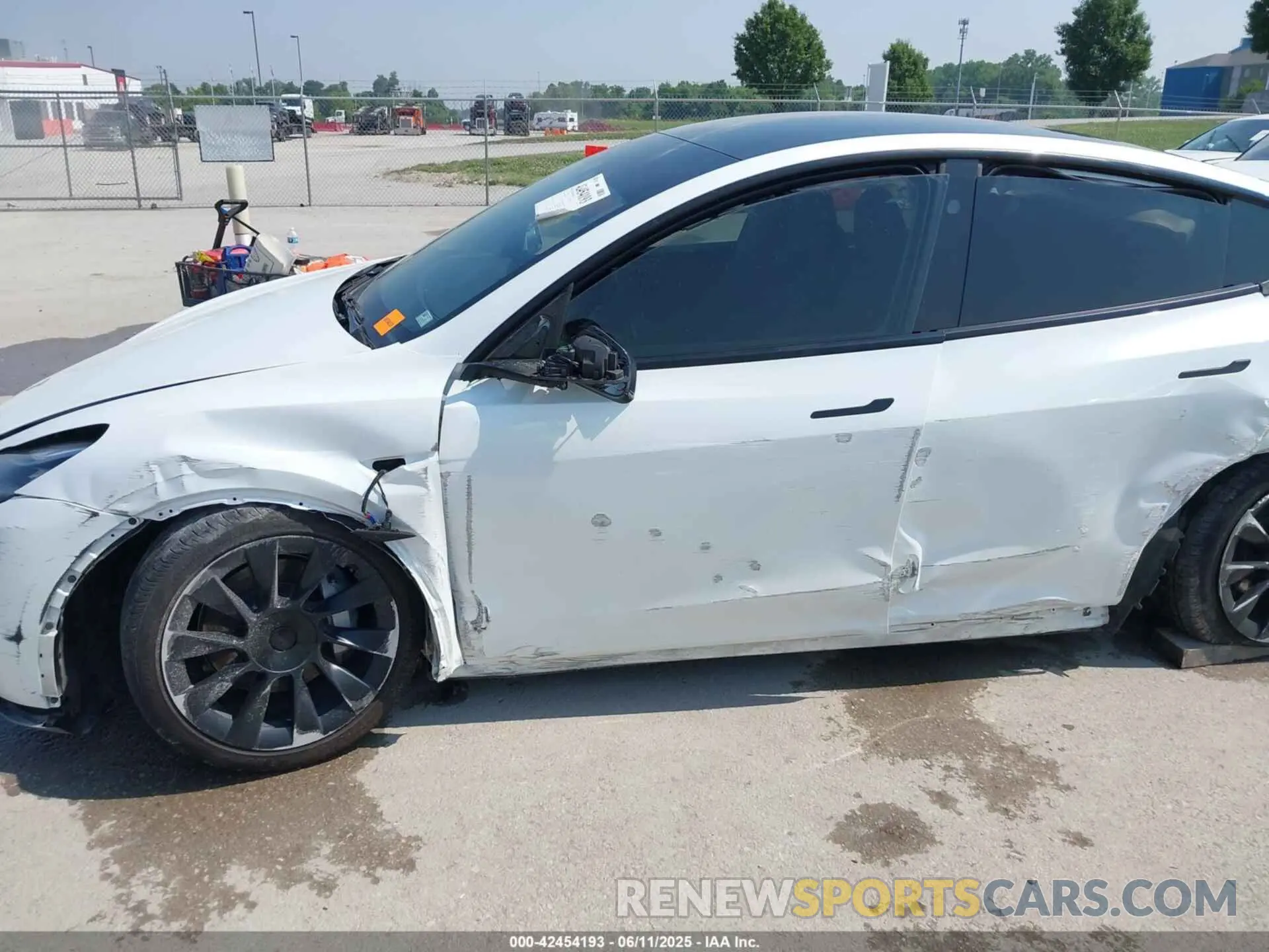6 Photograph of a damaged car 7SAYGDEE0PA140670 TESLA MODEL Y 2023