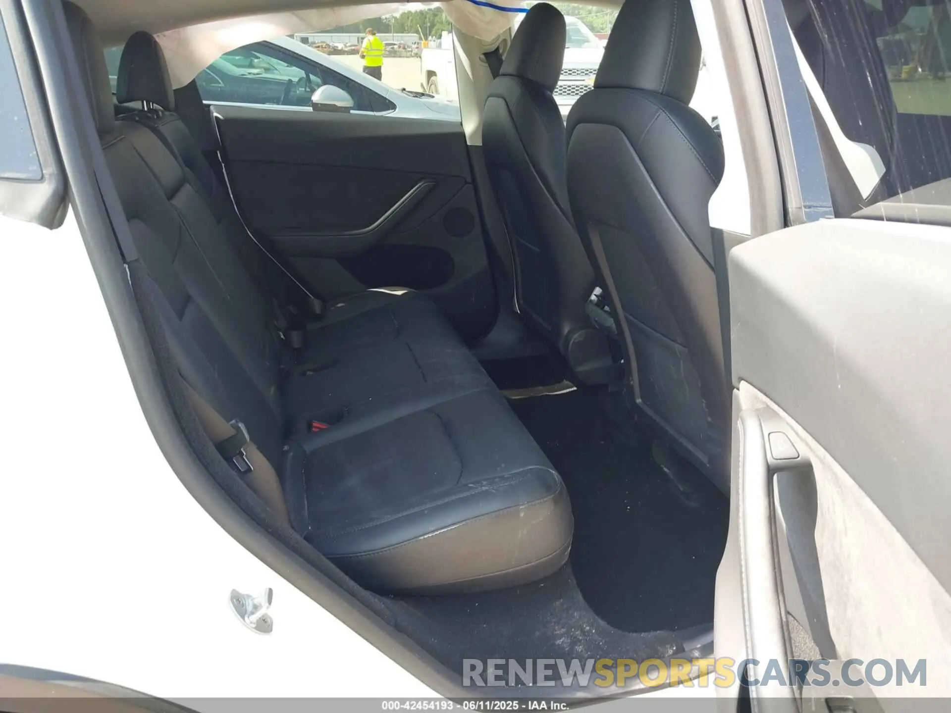 8 Photograph of a damaged car 7SAYGDEE0PA140670 TESLA MODEL Y 2023