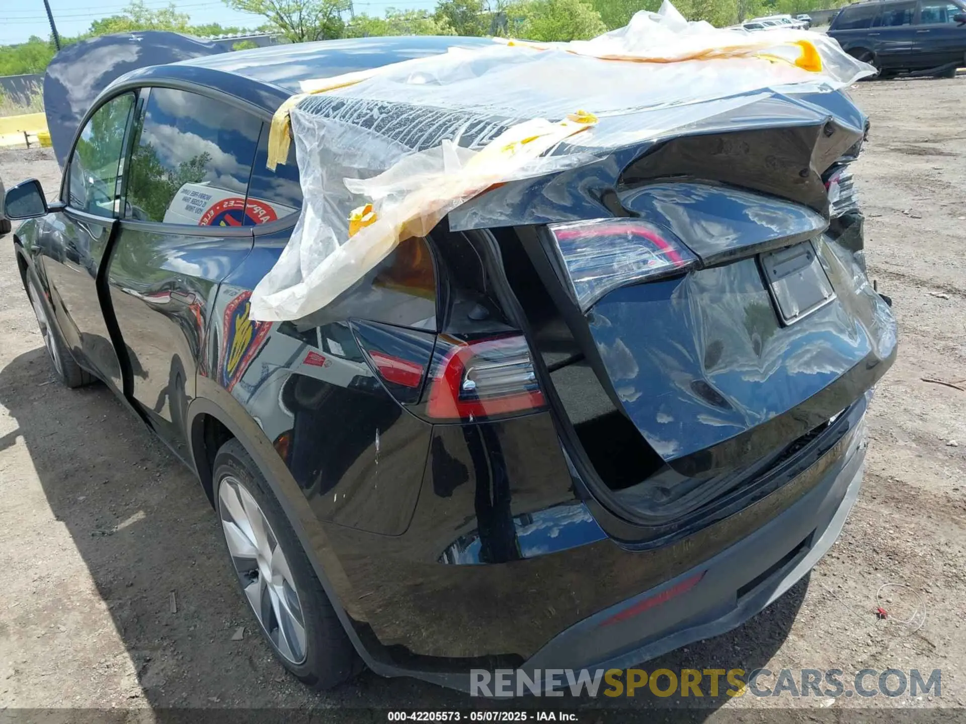 19 Photograph of a damaged car 7SAYGDEE0PA183891 TESLA MODEL Y 2023