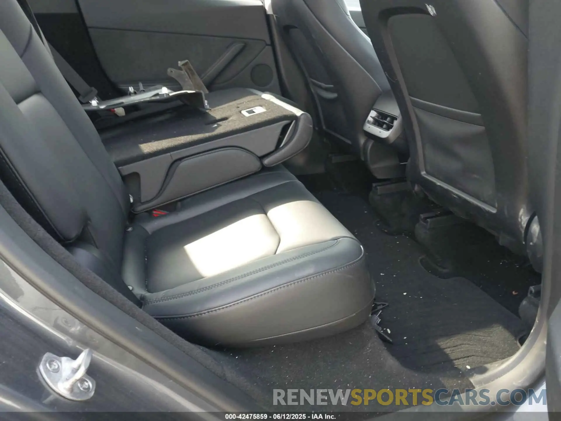 8 Photograph of a damaged car 7SAYGDEE0PA188508 TESLA MODEL Y 2023