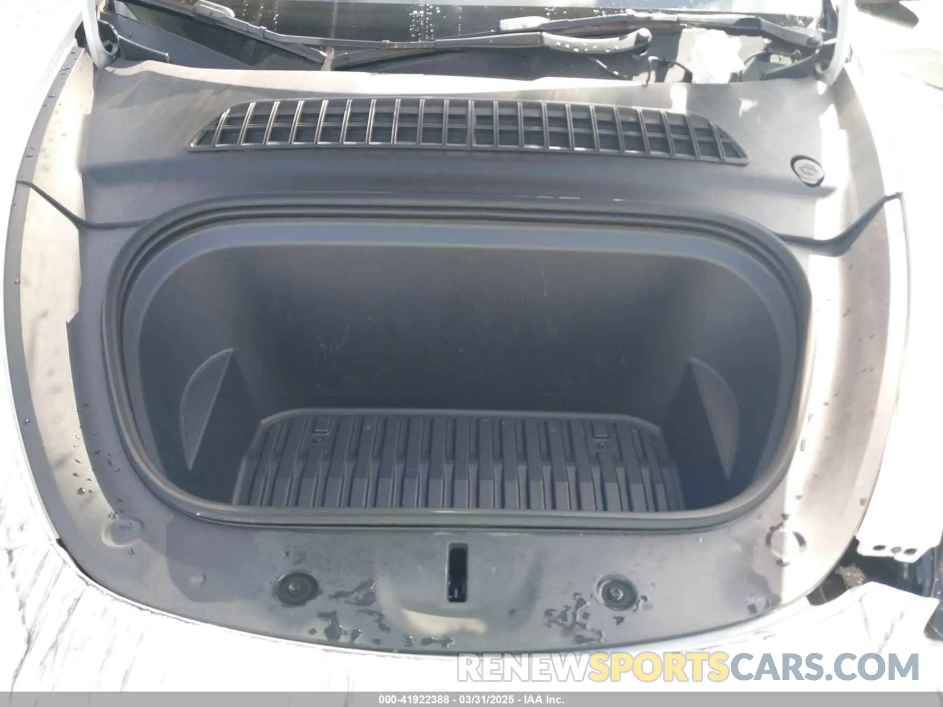 10 Photograph of a damaged car 7SAYGDEE0PF704577 TESLA MODEL Y 2023