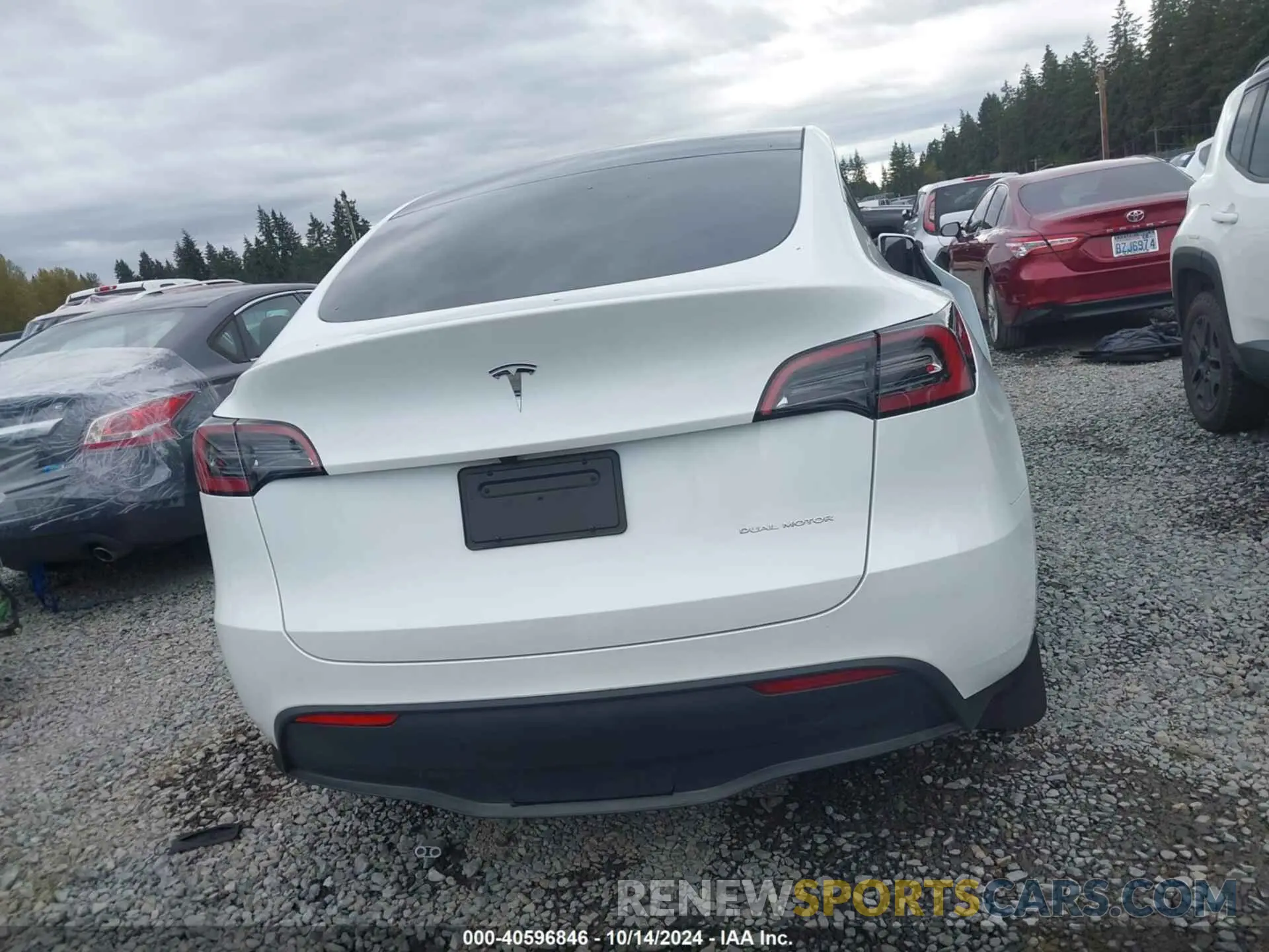 17 Photograph of a damaged car 7SAYGDEE0PF814691 TESLA MODEL Y 2023
