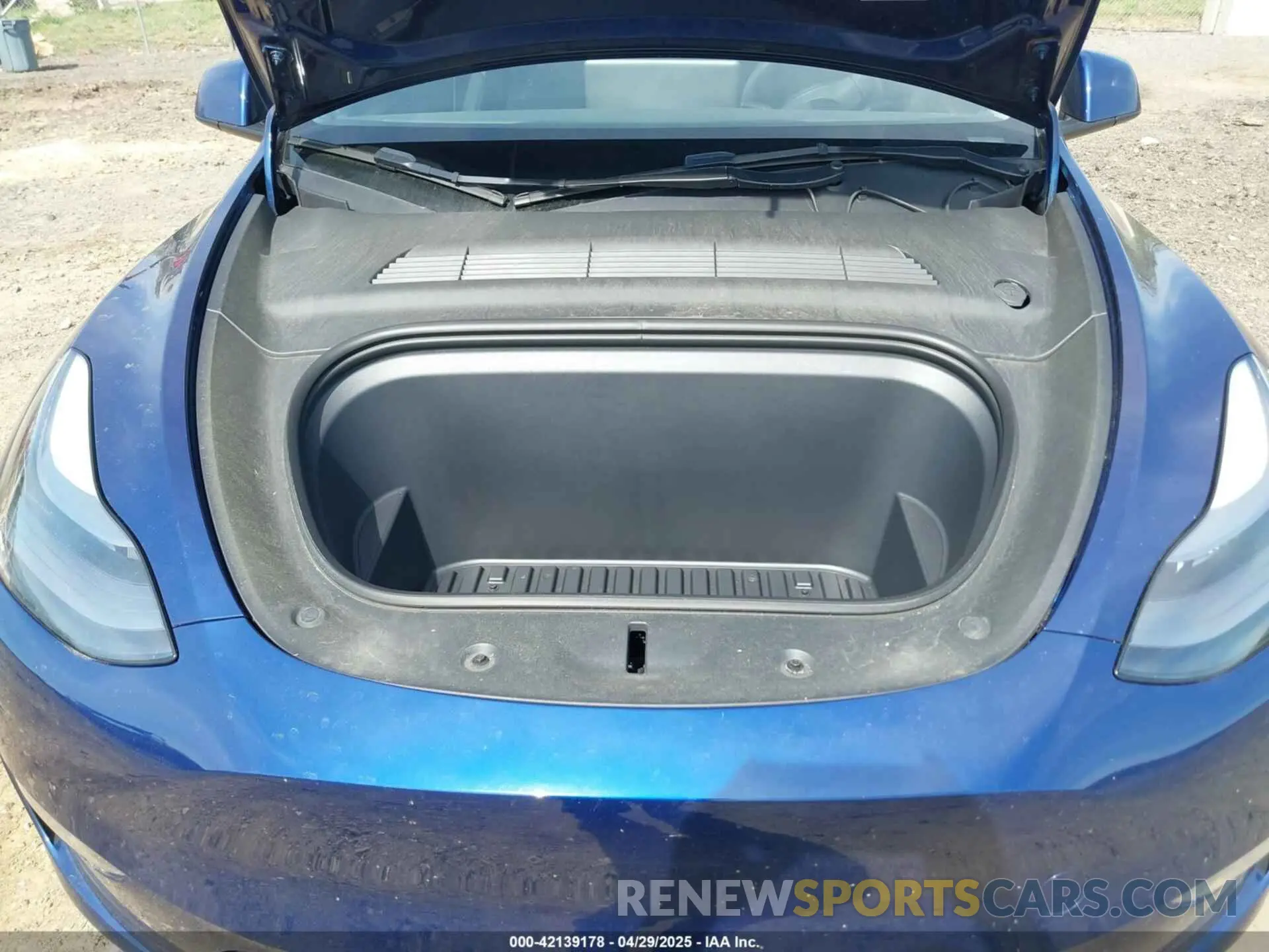 10 Photograph of a damaged car 7SAYGDEE0PF850980 TESLA MODEL Y 2023