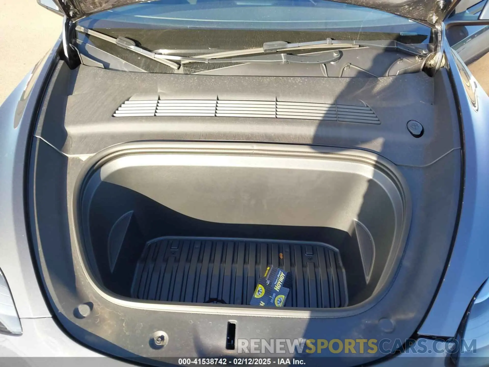 10 Photograph of a damaged car 7SAYGDEE0PF928836 TESLA MODEL Y 2023