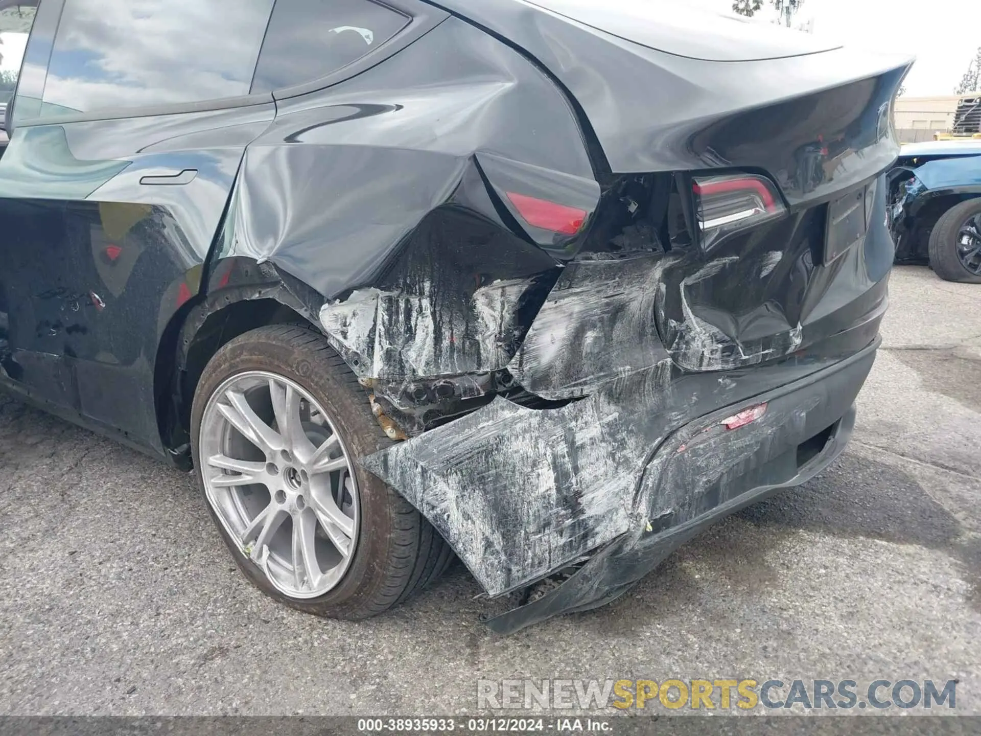 18 Photograph of a damaged car 7SAYGDEE1PA060049 TESLA MODEL Y 2023