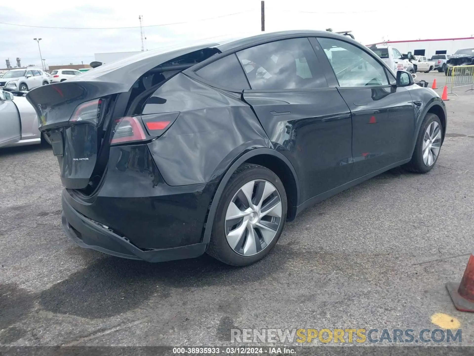 4 Photograph of a damaged car 7SAYGDEE1PA060049 TESLA MODEL Y 2023