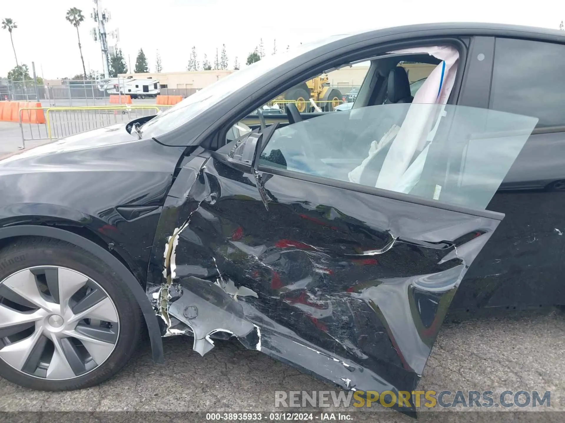 6 Photograph of a damaged car 7SAYGDEE1PA060049 TESLA MODEL Y 2023