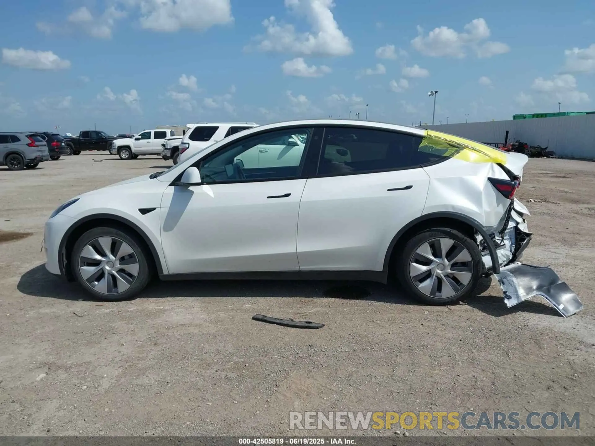 13 Photograph of a damaged car 7SAYGDEE1PA078535 TESLA MODEL Y 2023