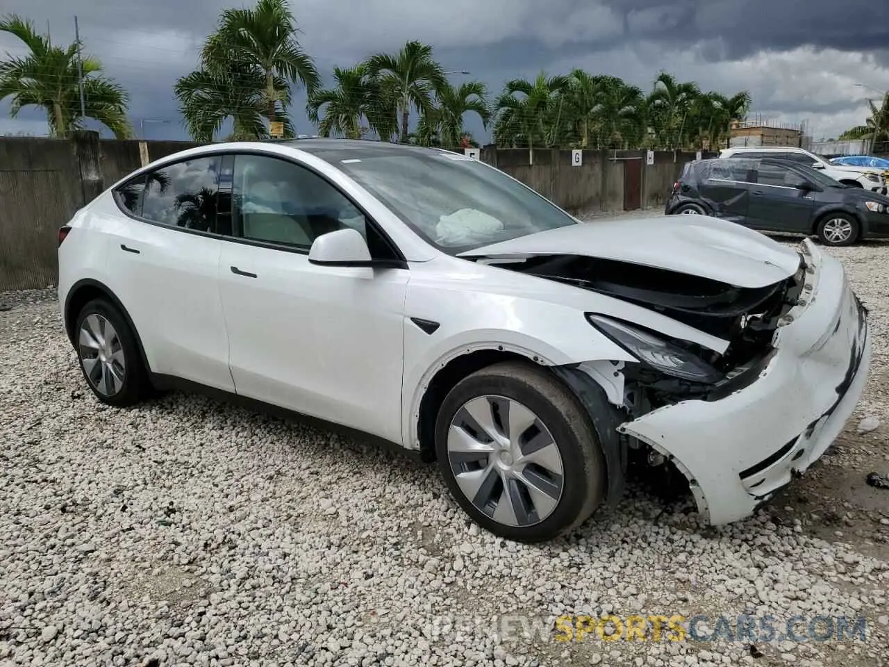 4 Photograph of a damaged car 7SAYGDEE1PA096825 TESLA MODEL Y 2023