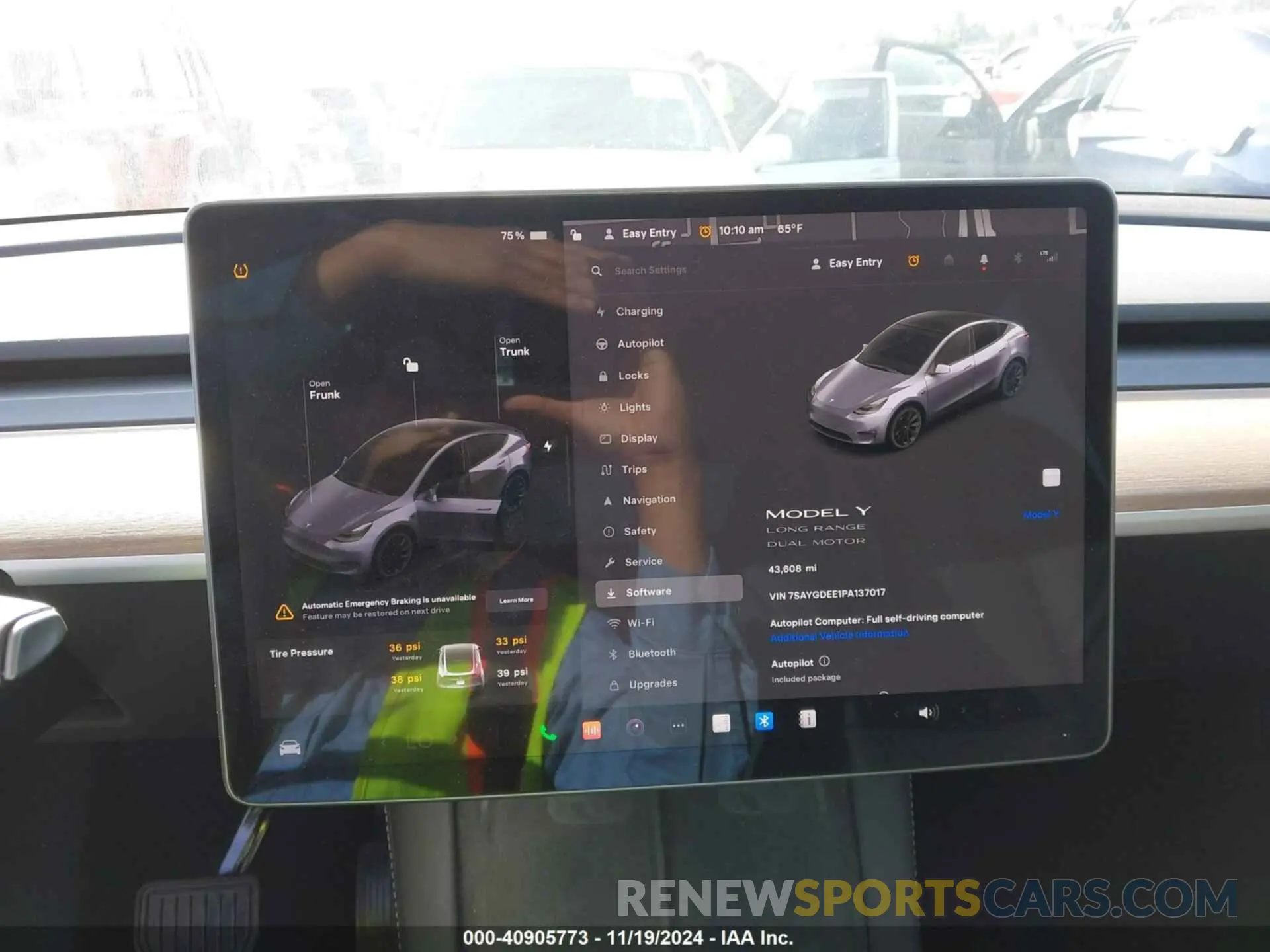 18 Photograph of a damaged car 7SAYGDEE1PA137017 TESLA MODEL Y 2023