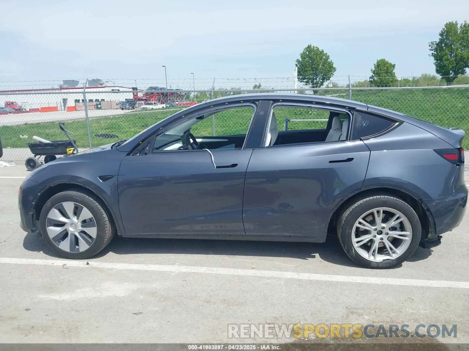 15 Photograph of a damaged car 7SAYGDEE1PA158661 TESLA MODEL Y 2023