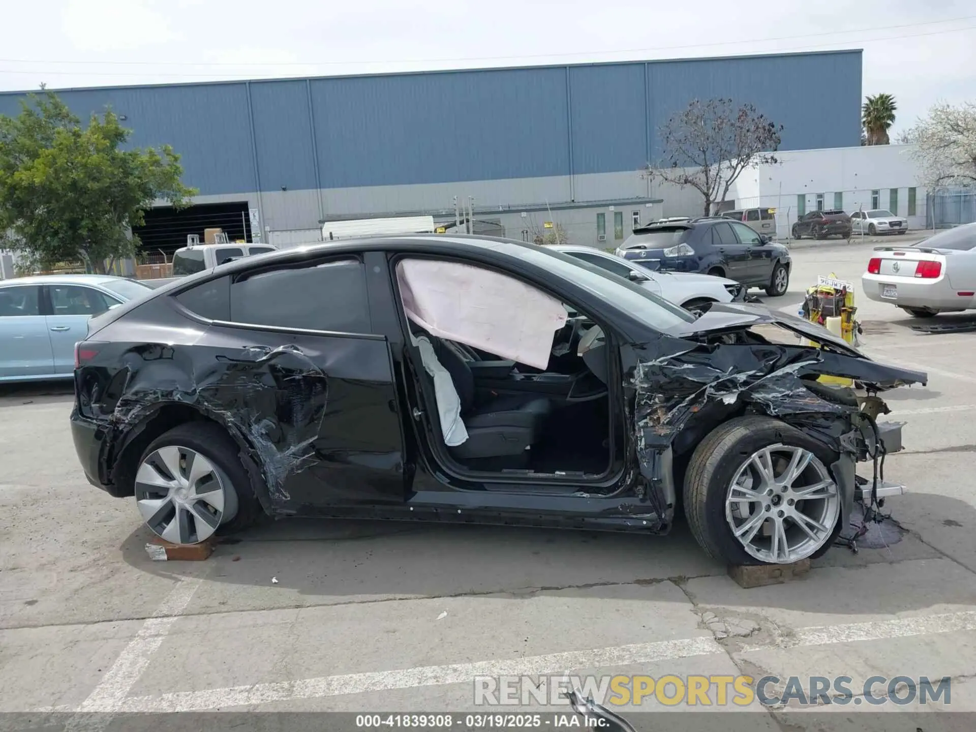 13 Photograph of a damaged car 7SAYGDEE1PF748426 TESLA MODEL Y 2023