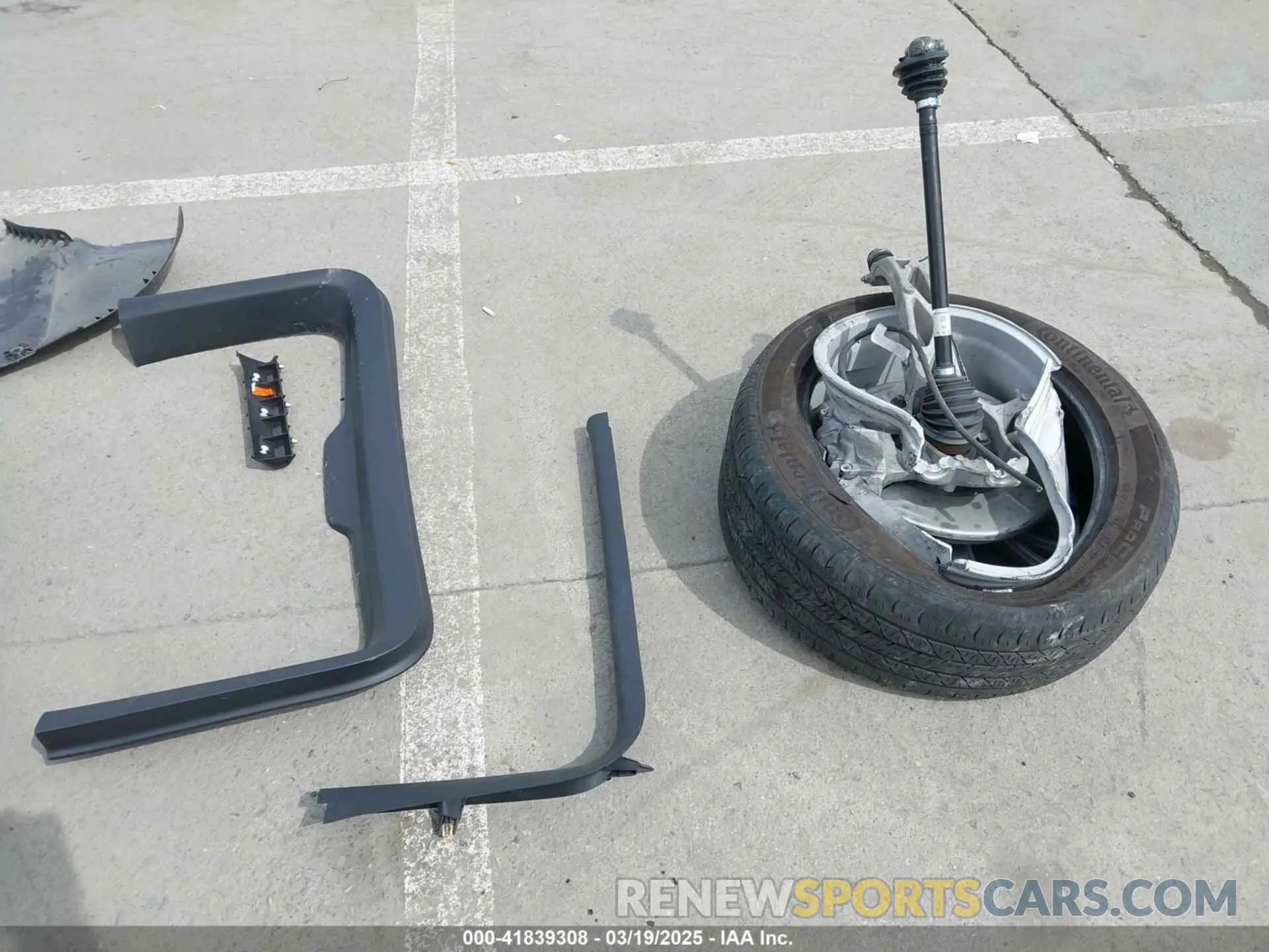 19 Photograph of a damaged car 7SAYGDEE1PF748426 TESLA MODEL Y 2023