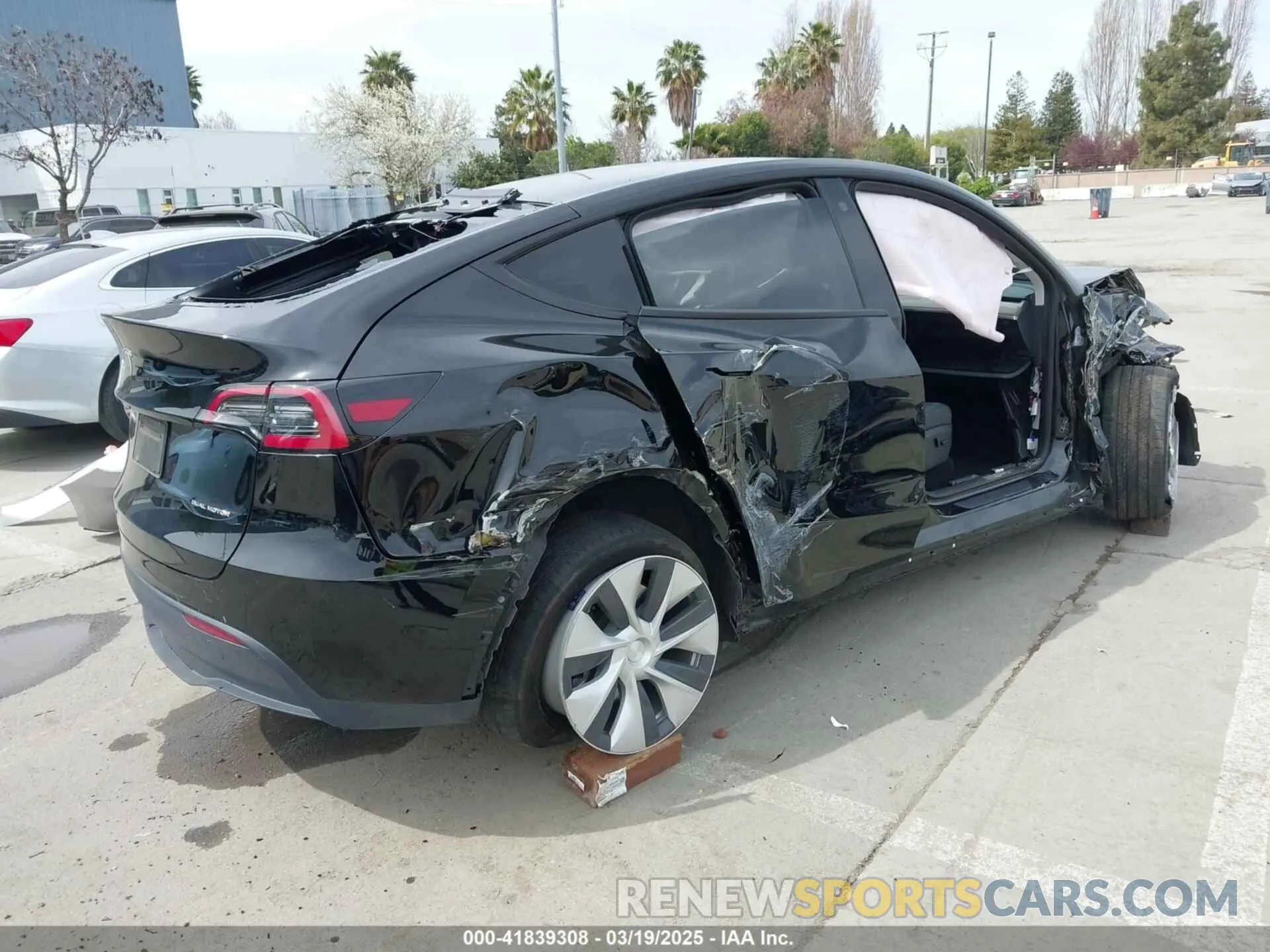 4 Photograph of a damaged car 7SAYGDEE1PF748426 TESLA MODEL Y 2023