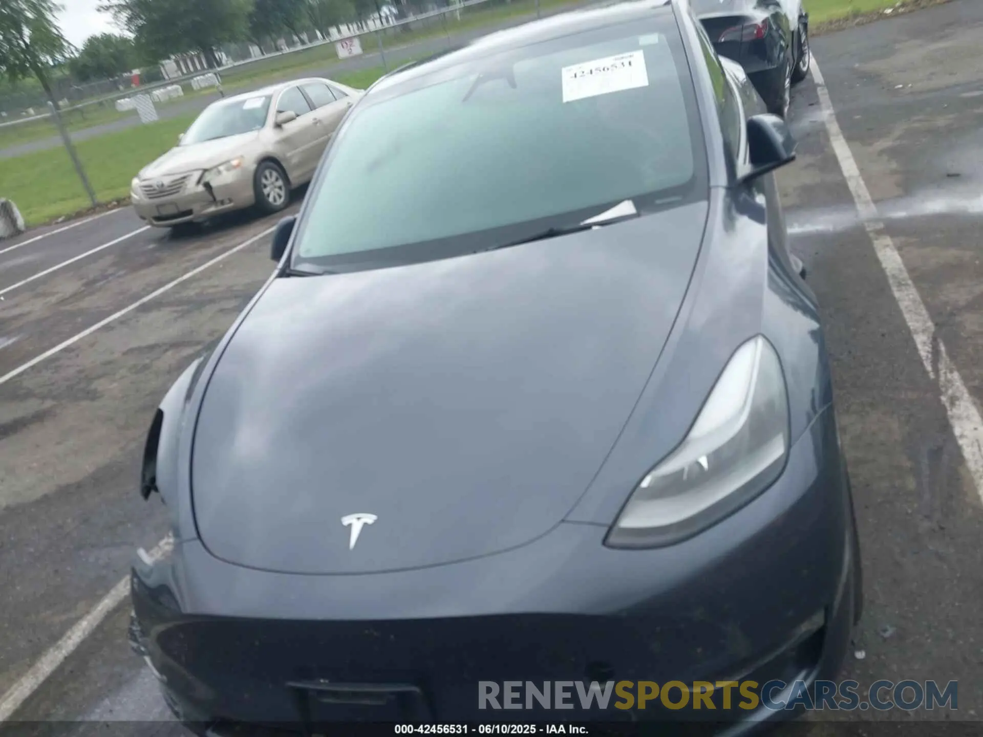 10 Photograph of a damaged car 7SAYGDEE1PF879016 TESLA MODEL Y 2023