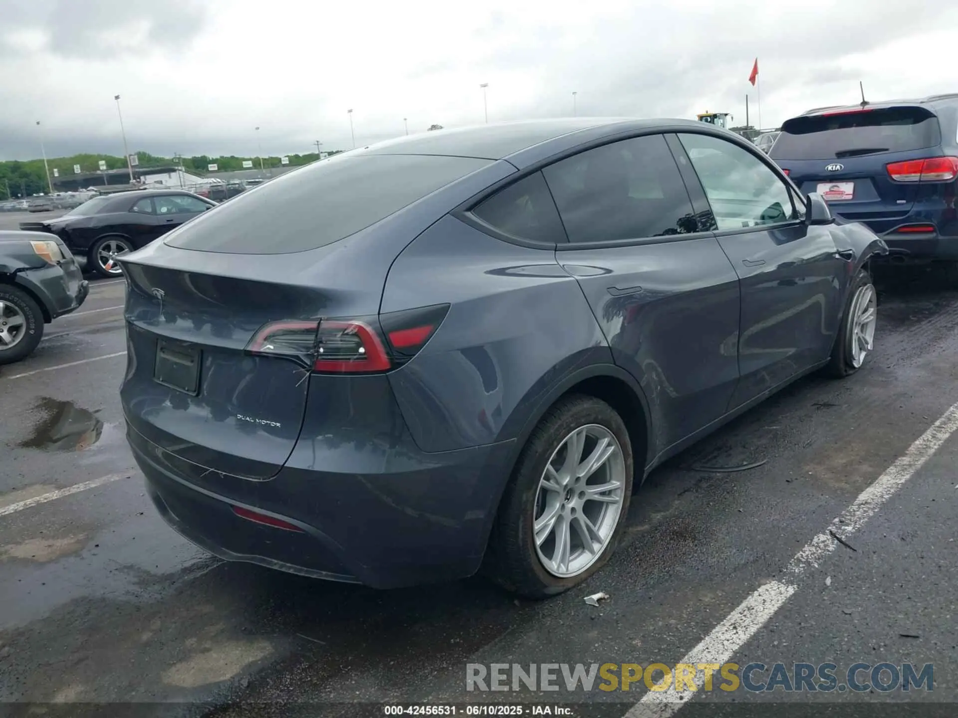 4 Photograph of a damaged car 7SAYGDEE1PF879016 TESLA MODEL Y 2023