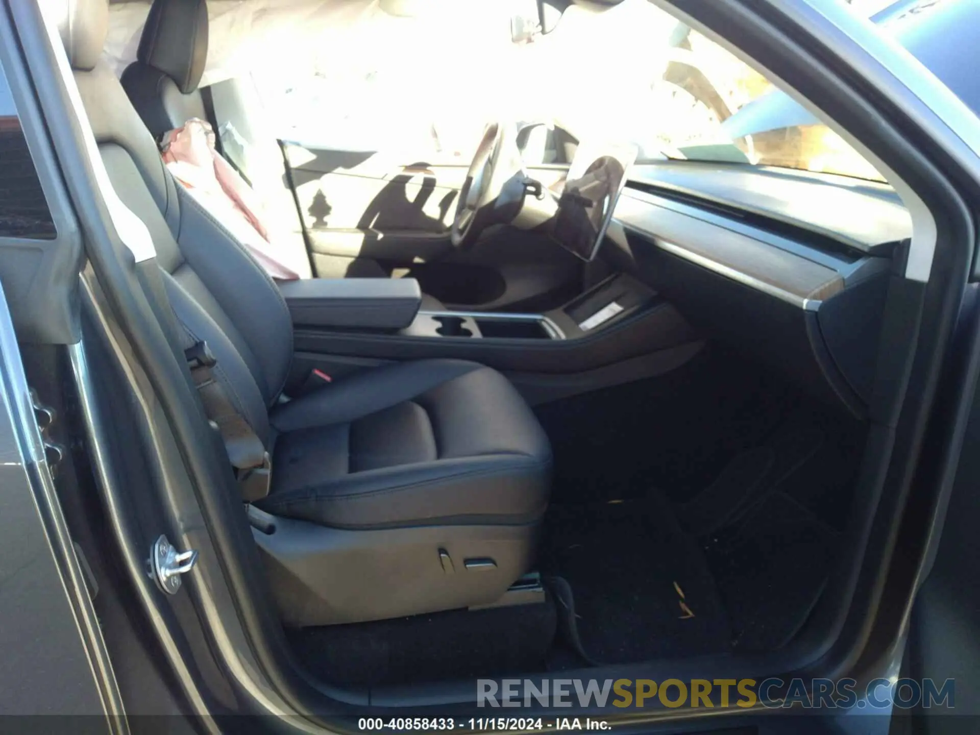 5 Photograph of a damaged car 7SAYGDEE1PF921037 TESLA MODEL Y 2023