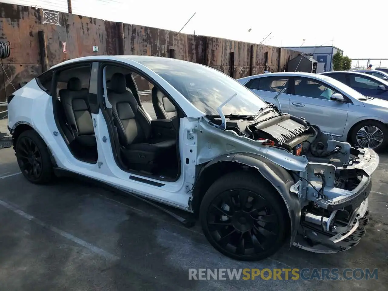 4 Photograph of a damaged car 7SAYGDEE2PA025536 TESLA MODEL Y 2023