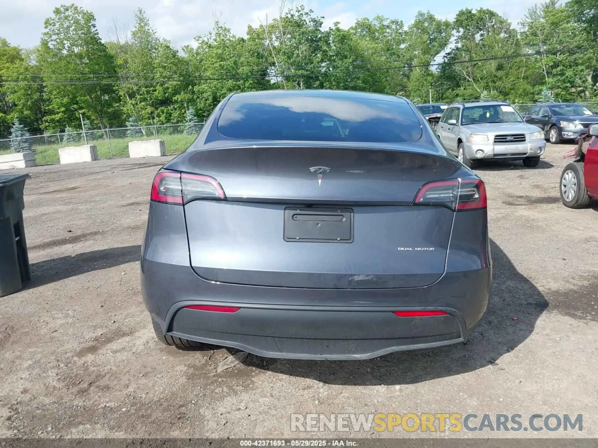 17 Photograph of a damaged car 7SAYGDEE2PA190227 TESLA MODEL Y 2023