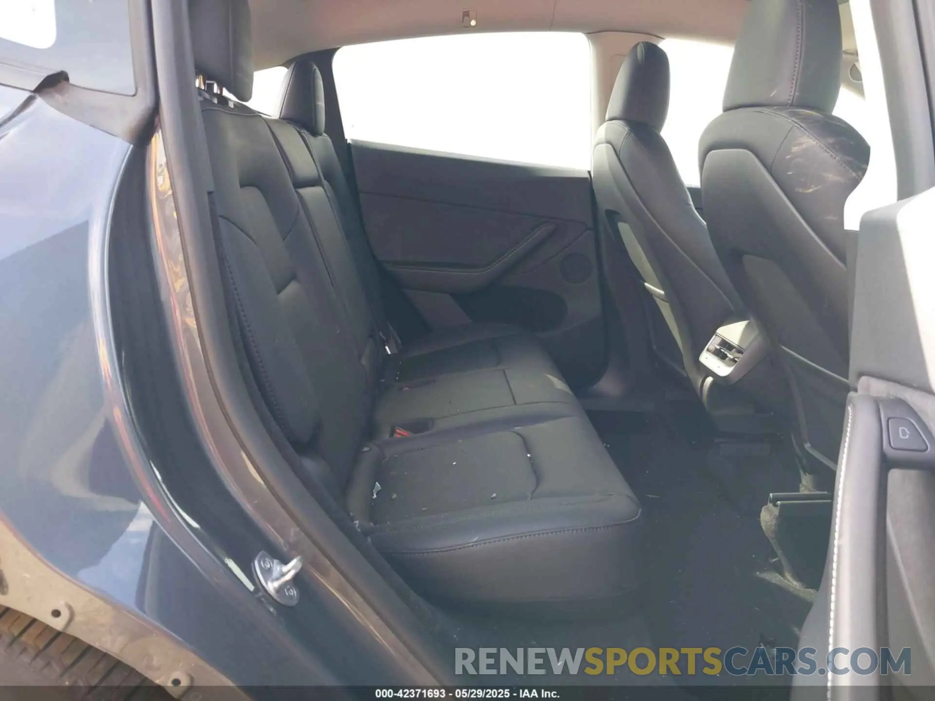 8 Photograph of a damaged car 7SAYGDEE2PA190227 TESLA MODEL Y 2023