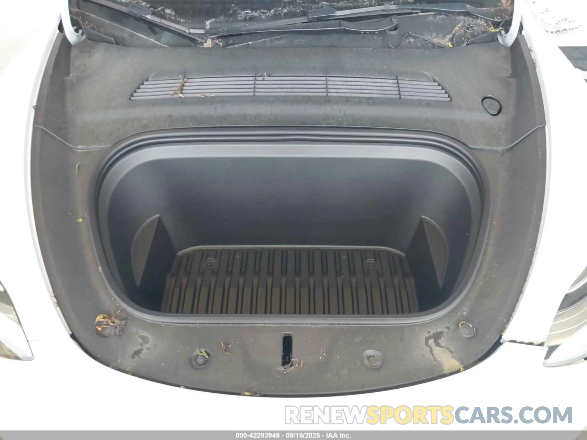 10 Photograph of a damaged car 7SAYGDEE2PF589447 TESLA MODEL Y 2023
