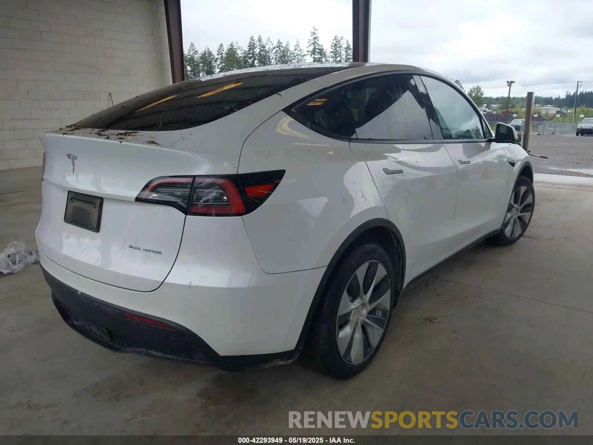 4 Photograph of a damaged car 7SAYGDEE2PF589447 TESLA MODEL Y 2023