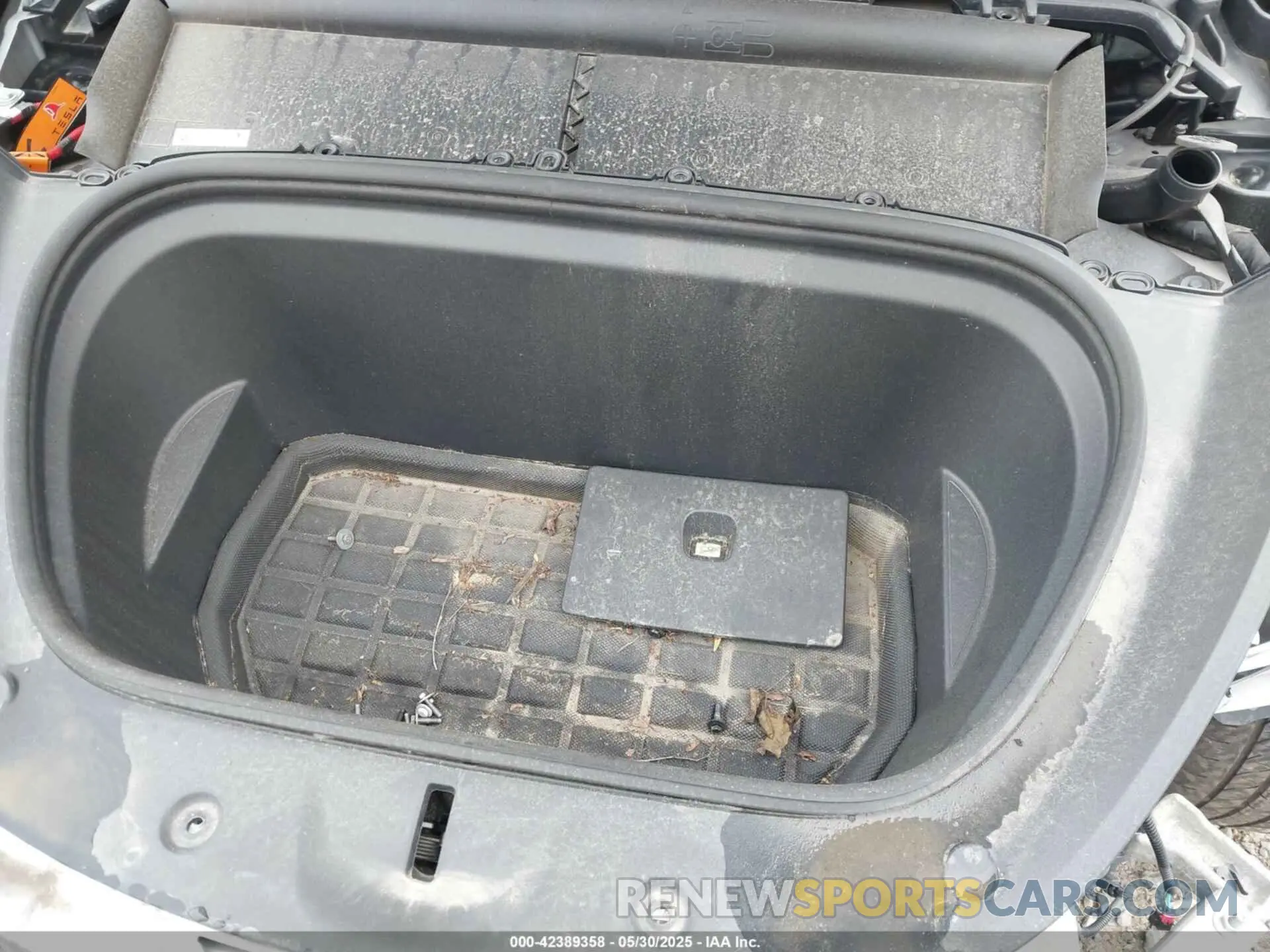 10 Photograph of a damaged car 7SAYGDEE2PF631955 TESLA MODEL Y 2023