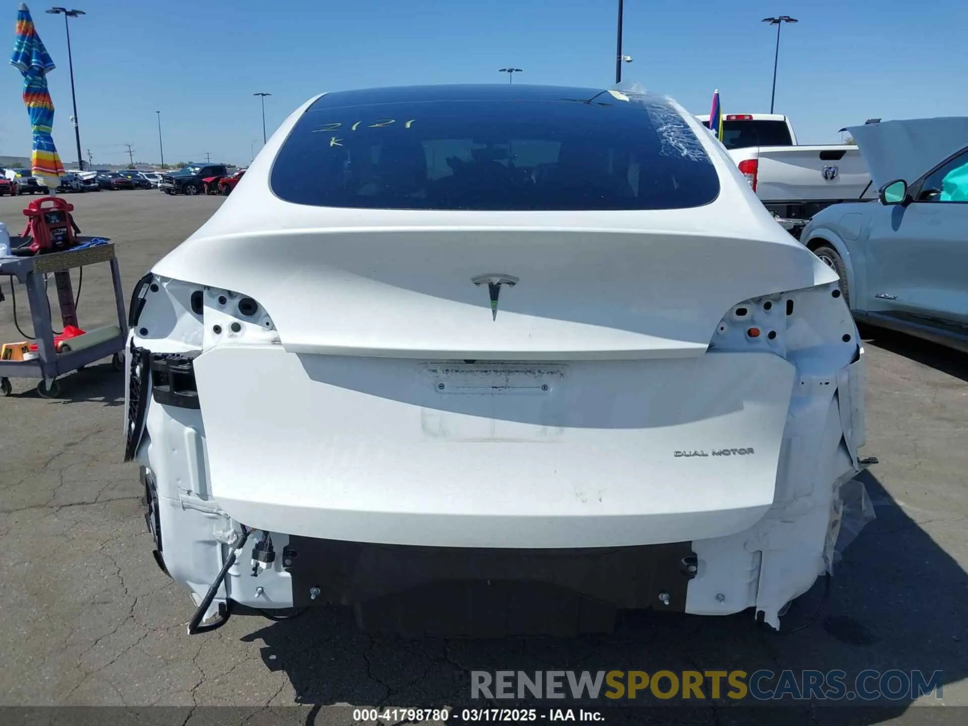16 Photograph of a damaged car 7SAYGDEE2PF632121 TESLA MODEL Y 2023