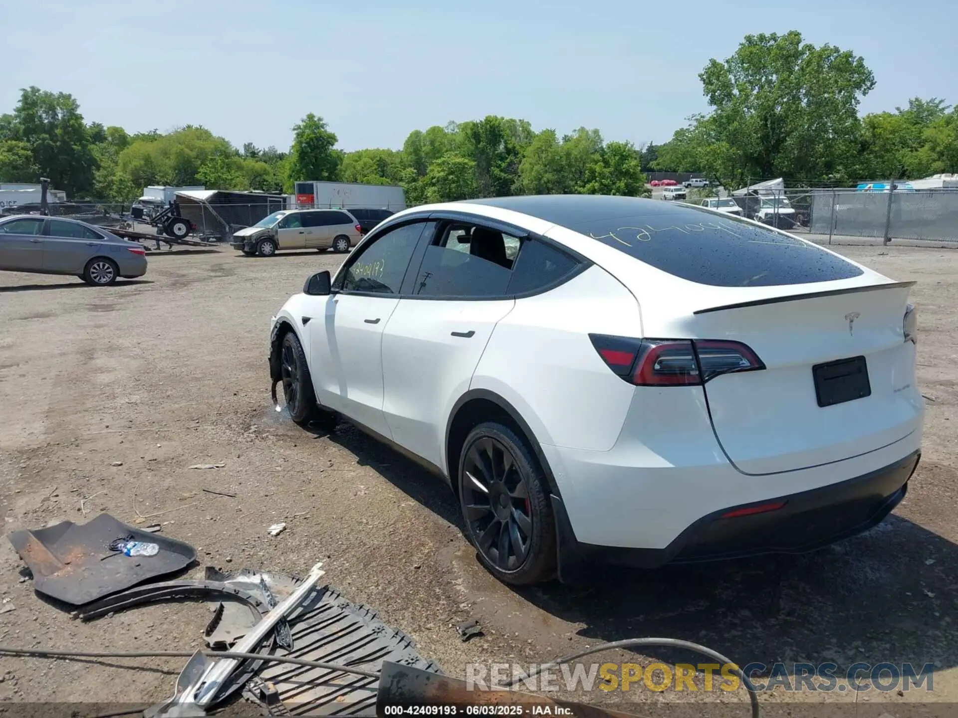 3 Photograph of a damaged car 7SAYGDEE2PF747091 TESLA MODEL Y 2023